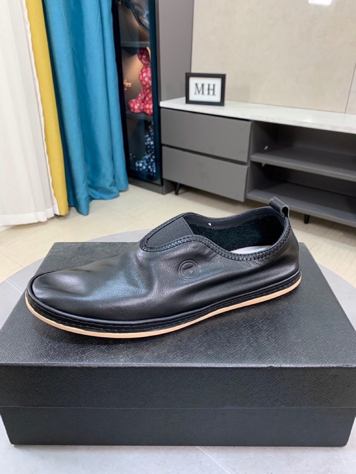 I0  普拉达 Prada  米兰展新品男鞋出炉了，官网：1制作🔺原版，续写魅力传承，创新与致敬⚫️年轻时尚的你必须拥有🎗活动垫脚无臭脚；进口牛皮单层搭配耐磨橡胶底；适合四季穿着 ，时尚百搭。