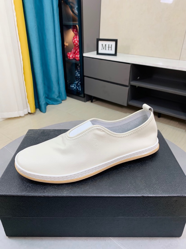 I0  普拉达 Prada  米兰展新品男鞋出炉了，官网：1制作🔺原版，续写魅力传承，创新与致敬⚫️年轻时尚的你必须拥有🎗活动垫脚无臭脚；进口牛皮单层搭配耐磨橡胶底；适合四季穿着 ，时尚百搭。