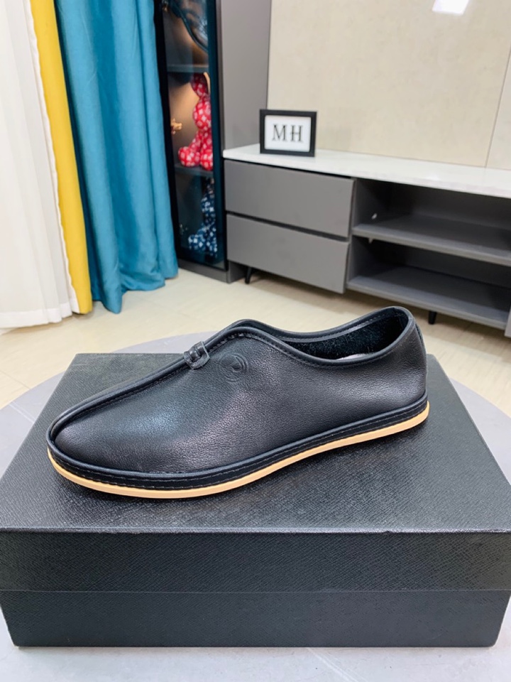 I0  普拉达 Prada  米兰展新品男鞋出炉了，官网：1制作🔺原版，续写魅力传承，创新与致敬⚫️年轻时尚的你必须拥有🎗活动垫脚无臭脚；进口牛皮单层搭配耐磨橡胶底；适合四季穿着 ，时尚百搭。