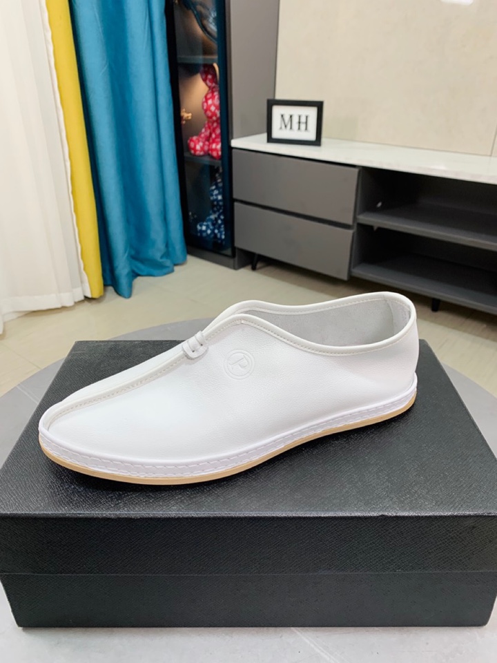 I0  普拉达 Prada  米兰展新品男鞋出炉了，官网：1制作🔺原版，续写魅力传承，创新与致敬⚫️年轻时尚的你必须拥有🎗活动垫脚无臭脚；进口牛皮单层搭配耐磨橡胶底；适合四季穿着 ，时尚百搭。