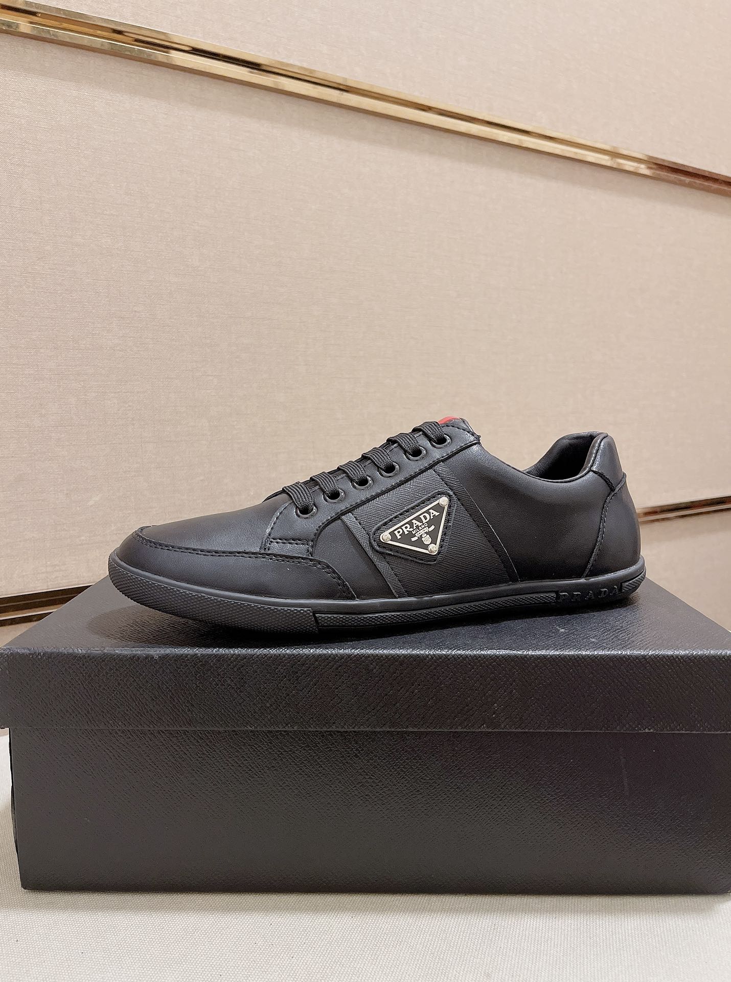 I5 普拉达官网最🎁🎁休闲时尚男鞋👟，爆款💥版型简洁大气，潮男专属.独有的官网最新品牌元素元素👑古奇原版装饰，时尚又大方，面料原版牛皮✅透气内里，官网指定耐磨休闲大底，专柜经典款实物拍摄🎬38-44