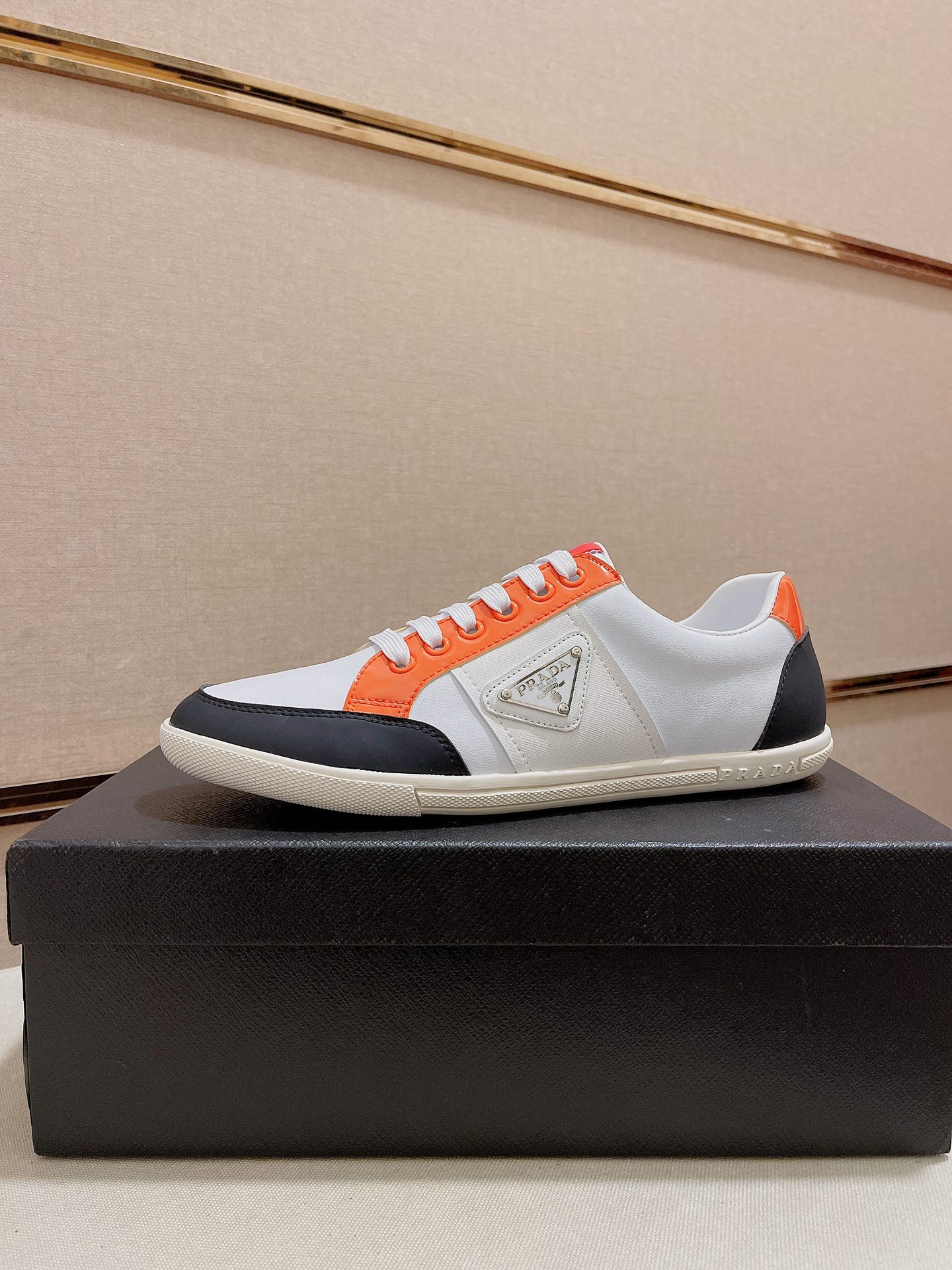 I5 普拉达官网最🎁🎁休闲时尚男鞋👟，爆款💥版型简洁大气，潮男专属.独有的官网最新品牌元素元素👑古奇原版装饰，时尚又大方，面料原版牛皮✅透气内里，官网指定耐磨休闲大底，专柜经典款实物拍摄🎬38-44