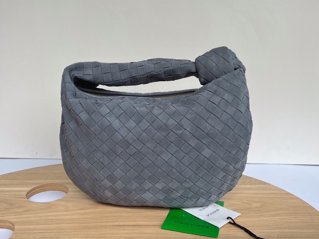 Bottega Veneta Bv JODIE Yangjin large size ~ 690225 is much more practical than the small size. The shape is still fashionable and good-looking.