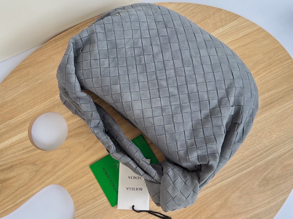 Bottega Veneta Bv JODIE Yangjin large size ~ 690225 is much more practical than the small size. The shape is still fashionable and good-looking.