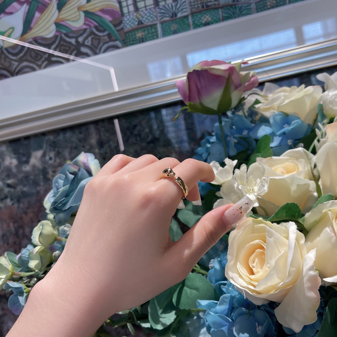 NO:677857,RR059# light gold leopard head mini ring. The cheetah series is the iconic animal of Cartier. It is not high-profile when worn in daily life. Retro and exquisite. Lively eyes. Imported tsavorite garnet zircon. Thickly plated 18k gold. US size 6 7 8, ring, gold, Cartier high-end jewelry.19860909RR059#光金豹头迷你戒指 猎豹系列作为卡家标志性动物 平时佩戴也不高调 复古而精致 活灵活现的眼睛 进口沙弗石石榴锆石 厚镀18k黄金 美码 6 7 8,,ring,gold,卡迪亚高端饰品,Jewelry