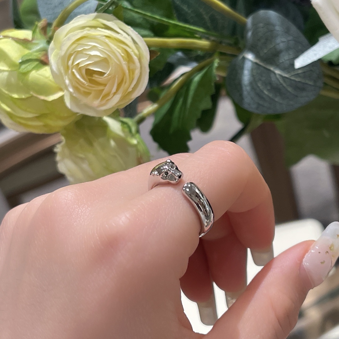 NO:677859,RR059# light gold leopard head mini ring. The cheetah series is the iconic animal of Cartier. It is not high-profile when worn in daily life. Retro and exquisite. Lively eyes. Imported tsavorite garnet zircon. Thickly plated 18k white gold. US size 6 7 8, ring, Cartier high-end jewelry.19860909RR059#光金豹头迷你戒指 猎豹系列作为卡家标志性动物 平时佩戴也不高调 复古而精致 活灵活现的眼睛 进口沙弗石石榴锆石 厚镀18k白金 美码 6 7 8,,ring,卡迪亚高端饰品,Jewelry