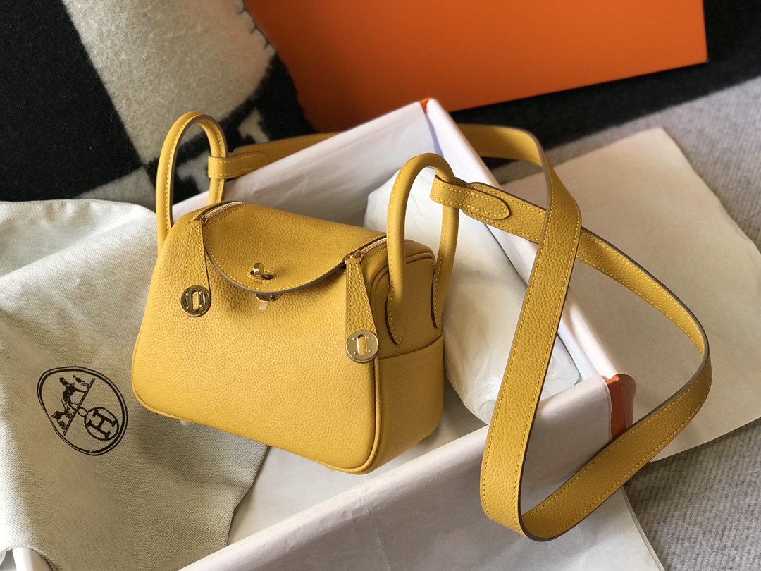 ☐ 𝑴𝒊𝒏𝒊 𝒍𝒊𝒏𝒅𝒚 𝟭𝟵𝑪𝒎 ♡ Amarillo ámbar Cuero Togo cosido a mano con hilo de cera Lindy𝟏𝟗 conserva todos los …