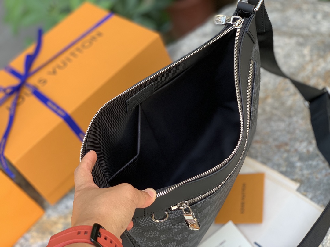 非市场普通货 进口皮料半钢五金 m40003尺寸33 x 25.5 x 9 CM百分百原厂渠道！商务男士