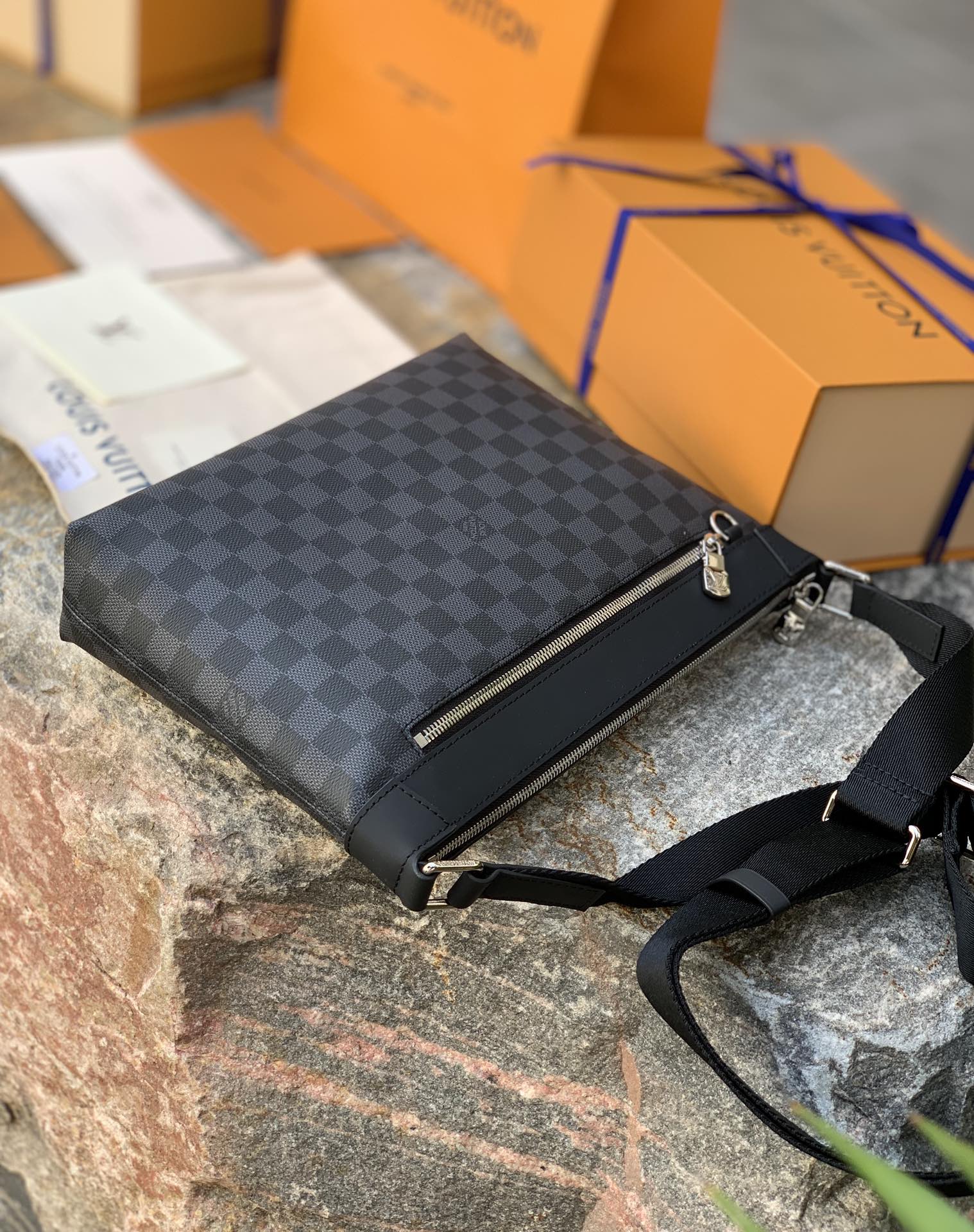 非市场普通货 进口皮料半钢五金 m40003尺寸33 x 25.5 x 9 CM百分百原厂渠道！商务男士