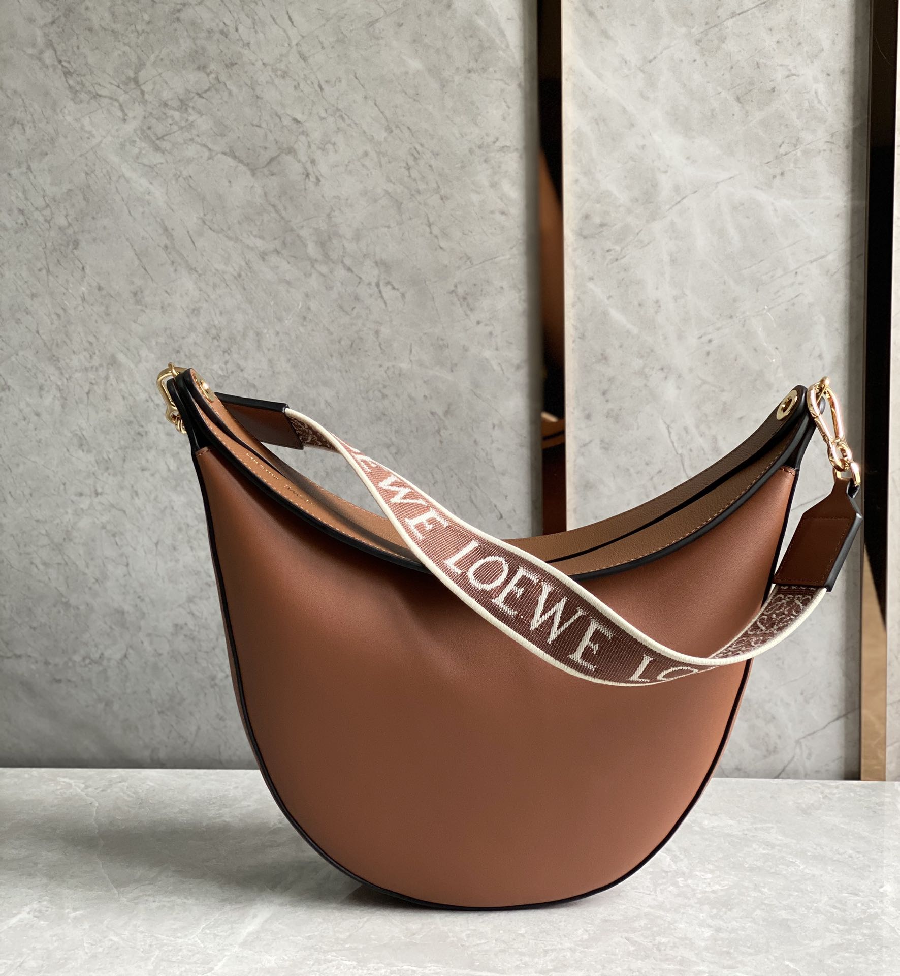 LOEWE罗意威 Luna 半月包 0676焦糖色