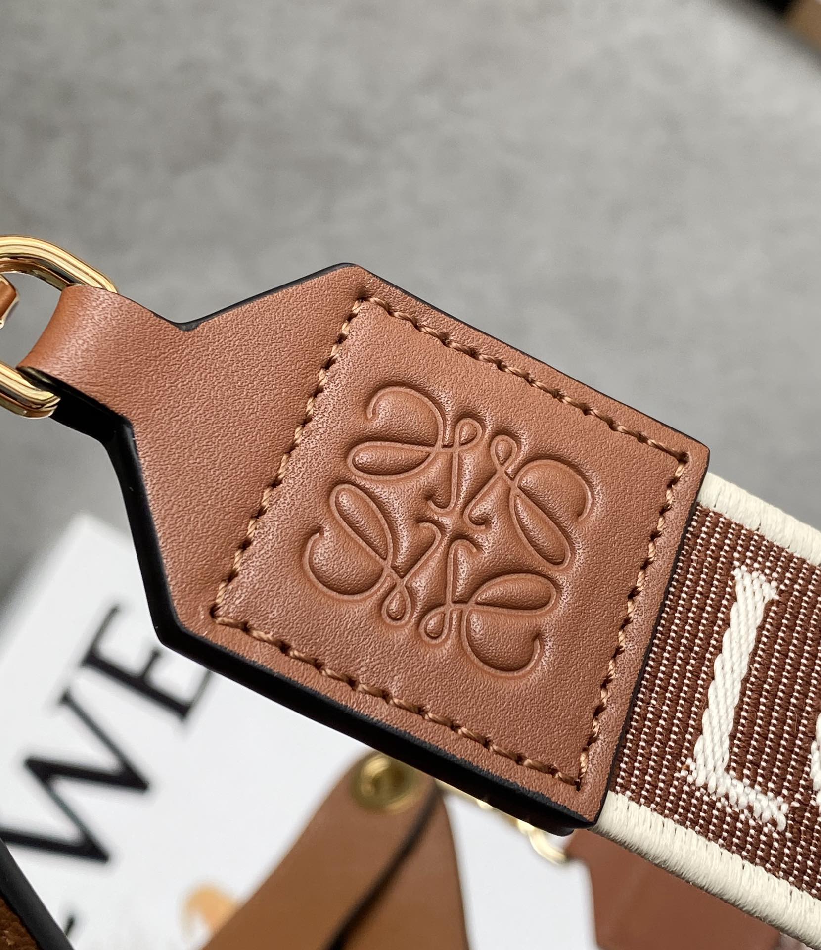 LOEWE罗意威 Luna 半月包 0676焦糖色