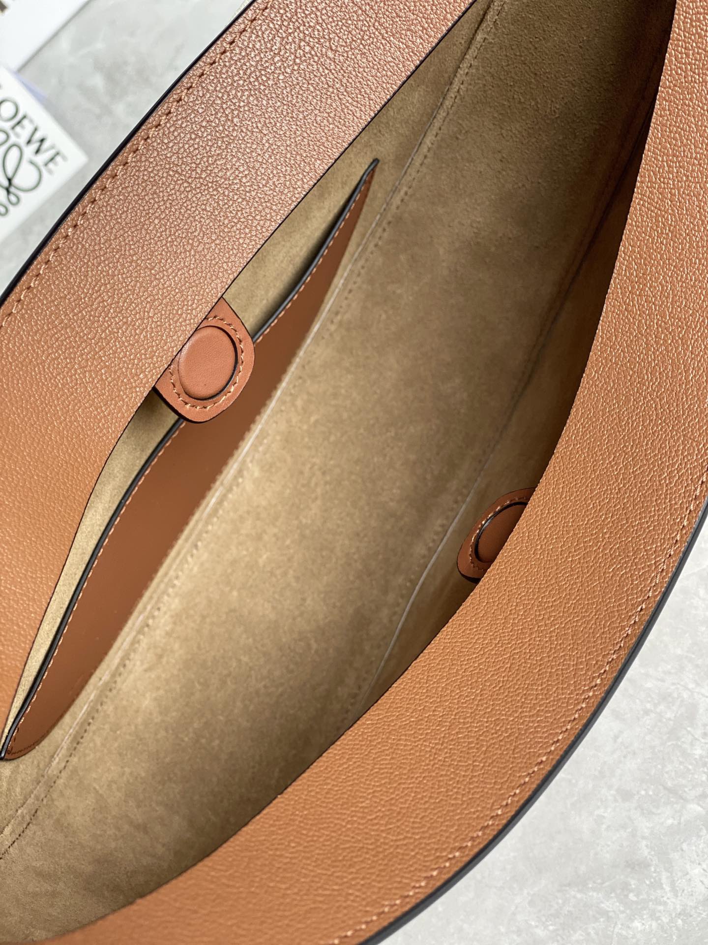 LOEWE罗意威 Luna 半月包 0676焦糖色