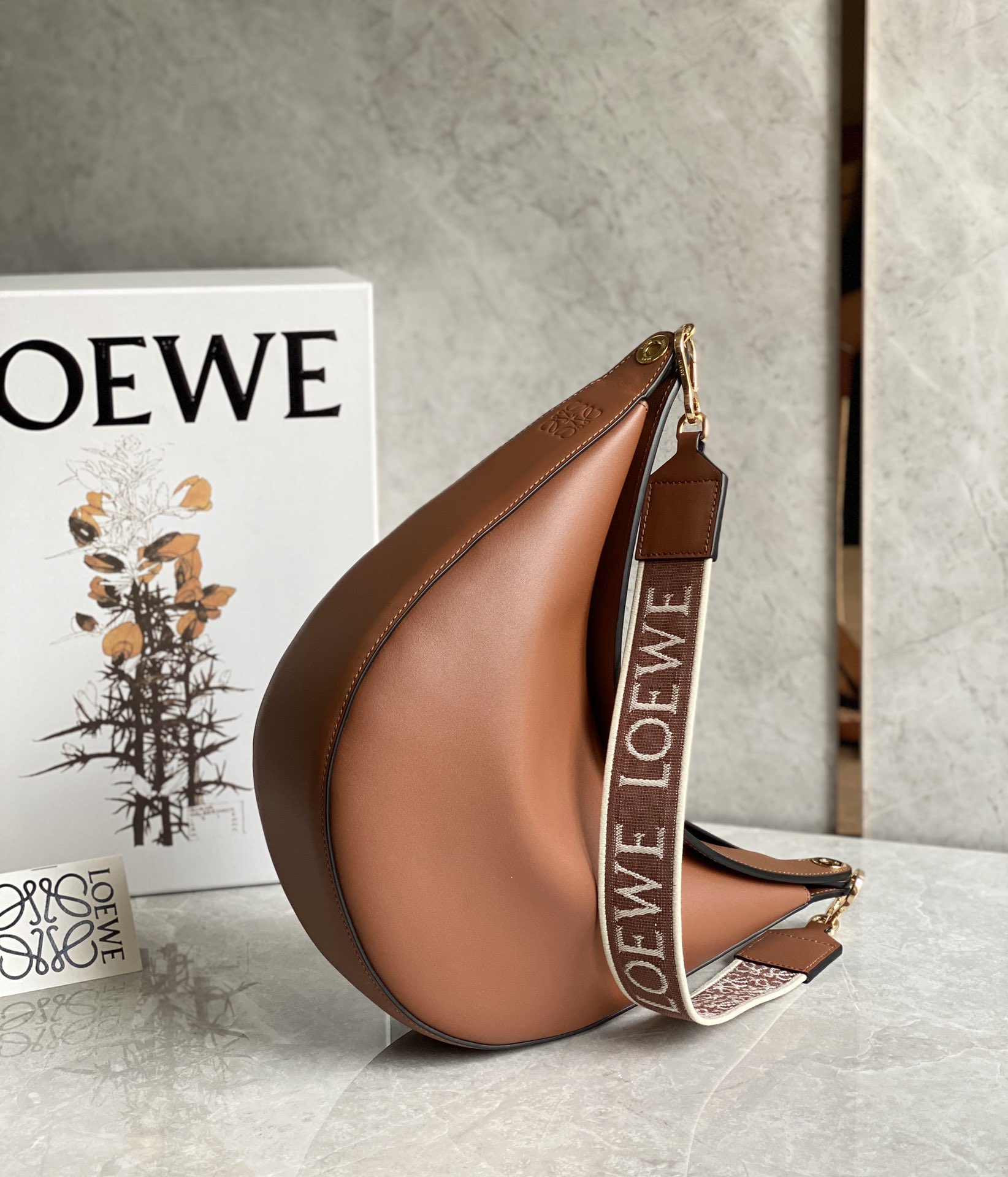 LOEWE罗意威 Luna 半月包 0676焦糖色