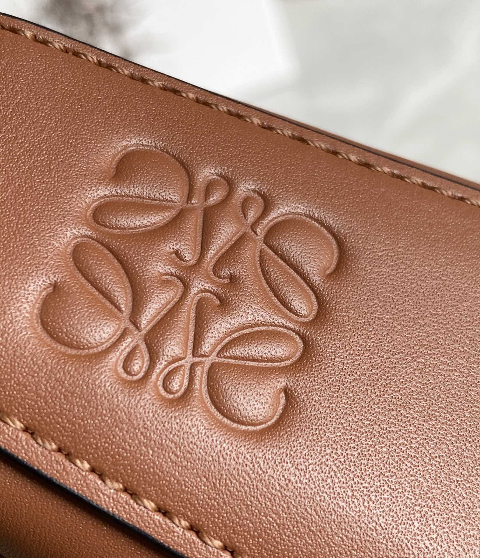 LOEWE罗意威 Luna 半月包 0676焦糖色