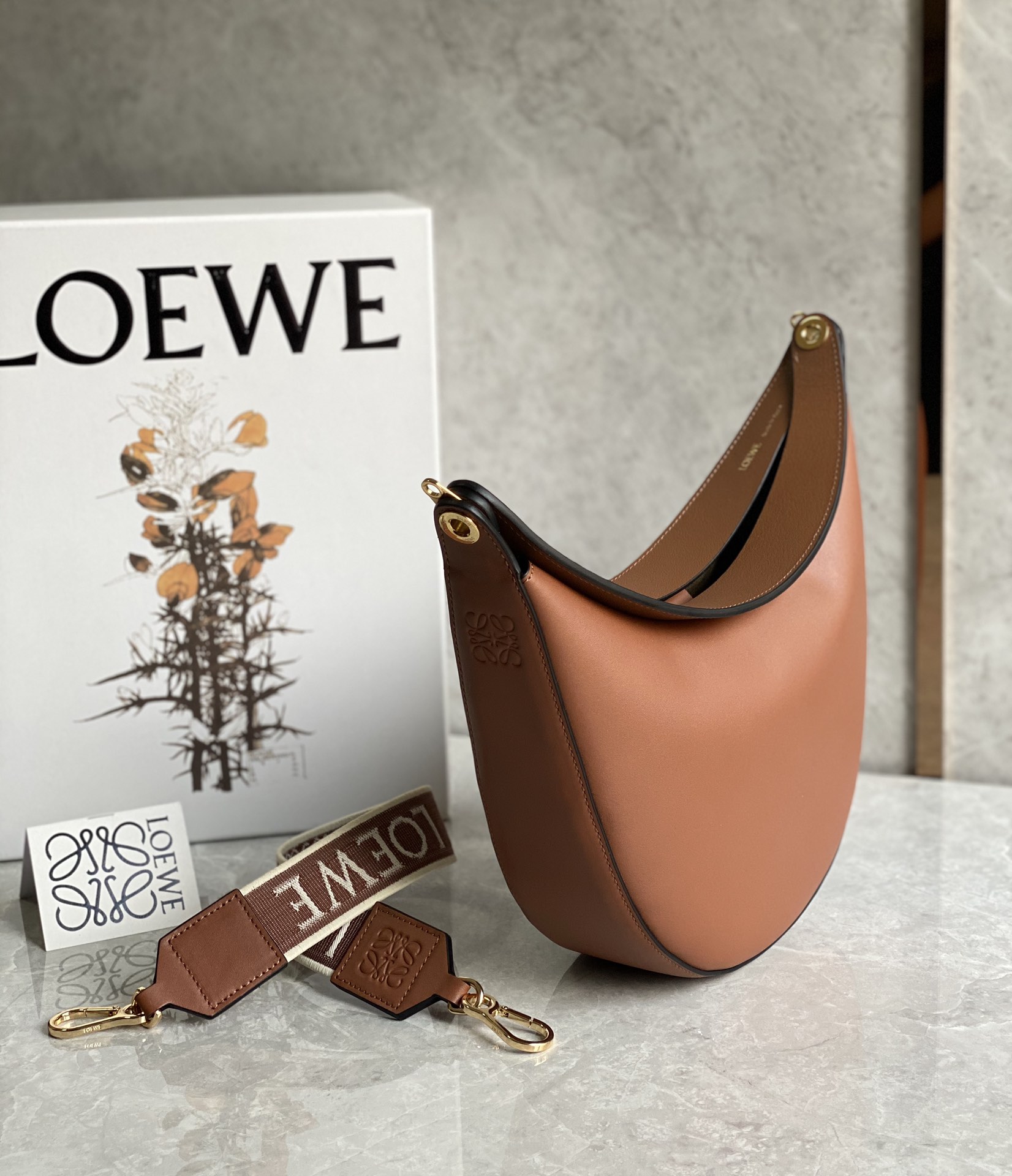LOEWE罗意威 Luna 半月包 0676焦糖色