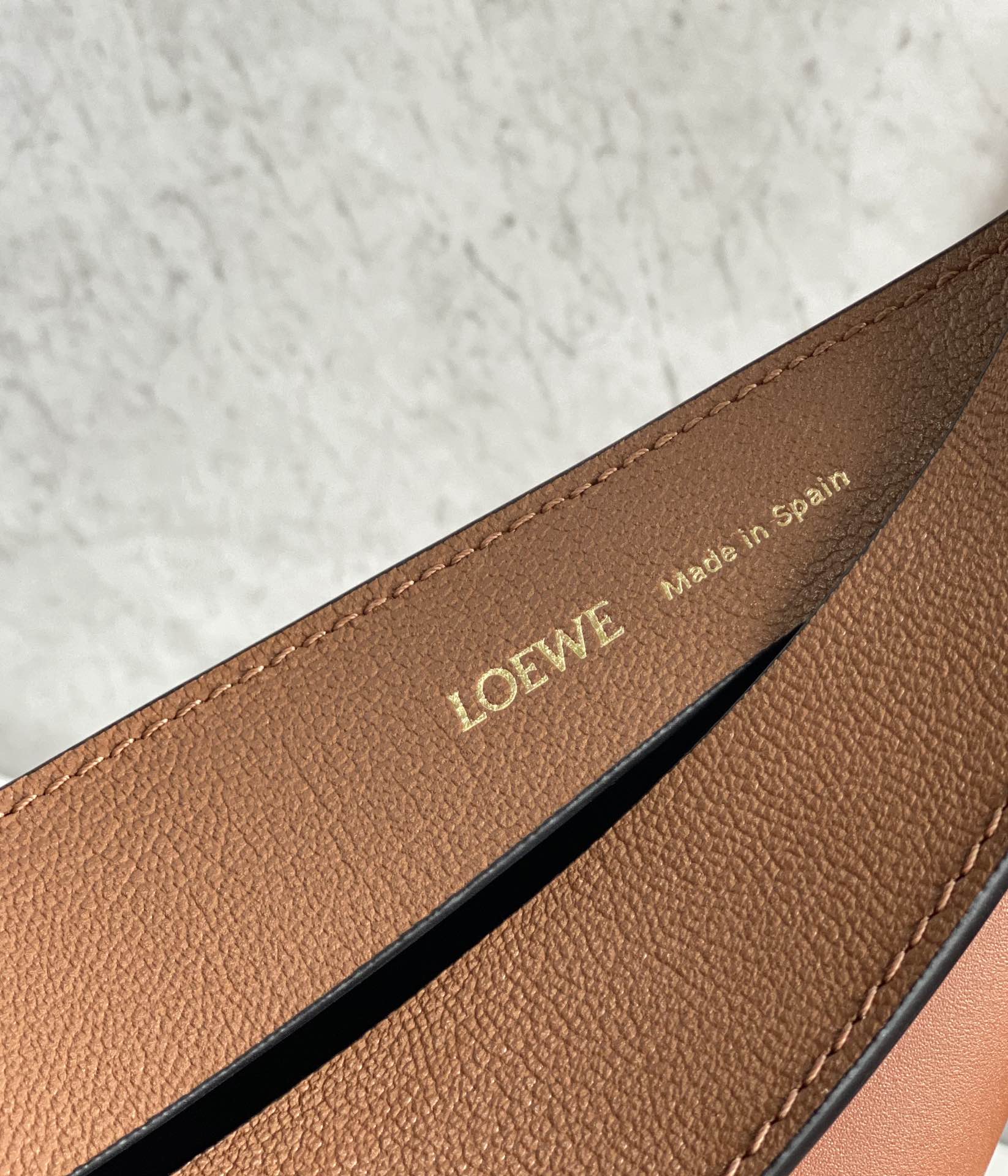 LOEWE罗意威 Luna 半月包 0676焦糖色