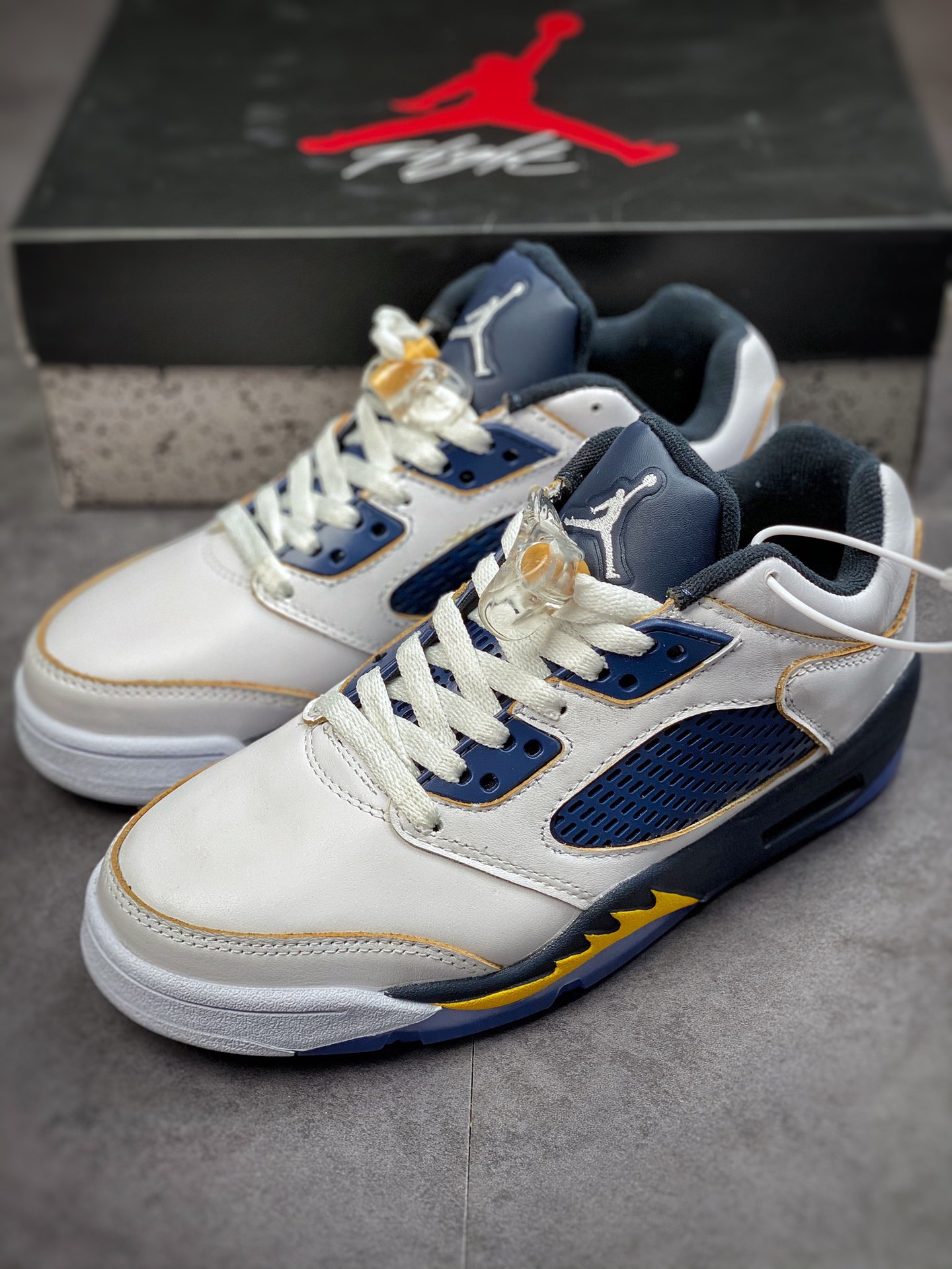 260 Air Jordan 5 Retro Low 火焰白蓝黄 819171-135