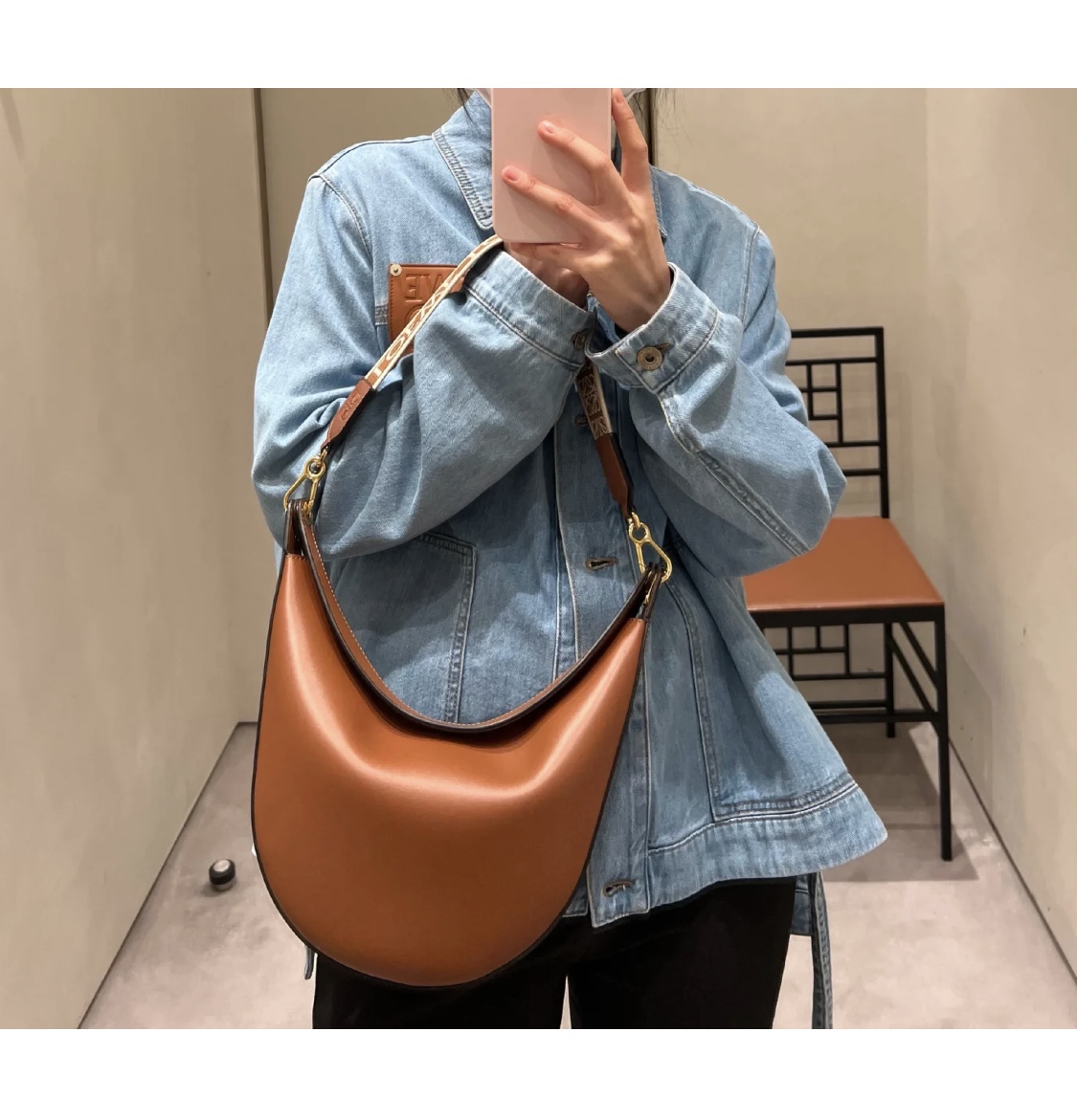 LOEWE罗意威 Luna 半月包 0676焦糖色