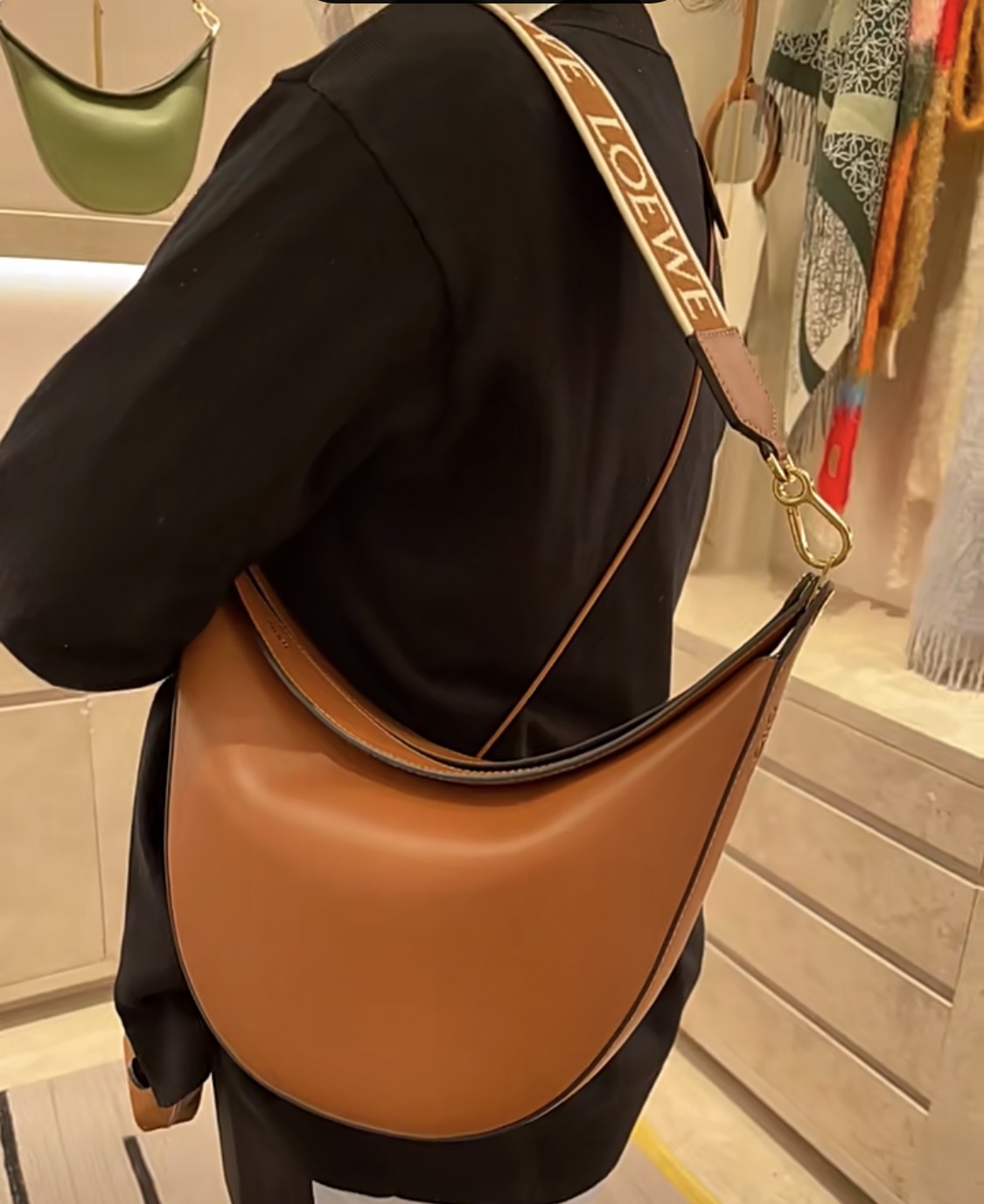 LOEWE罗意威 Luna 半月包 0676焦糖色