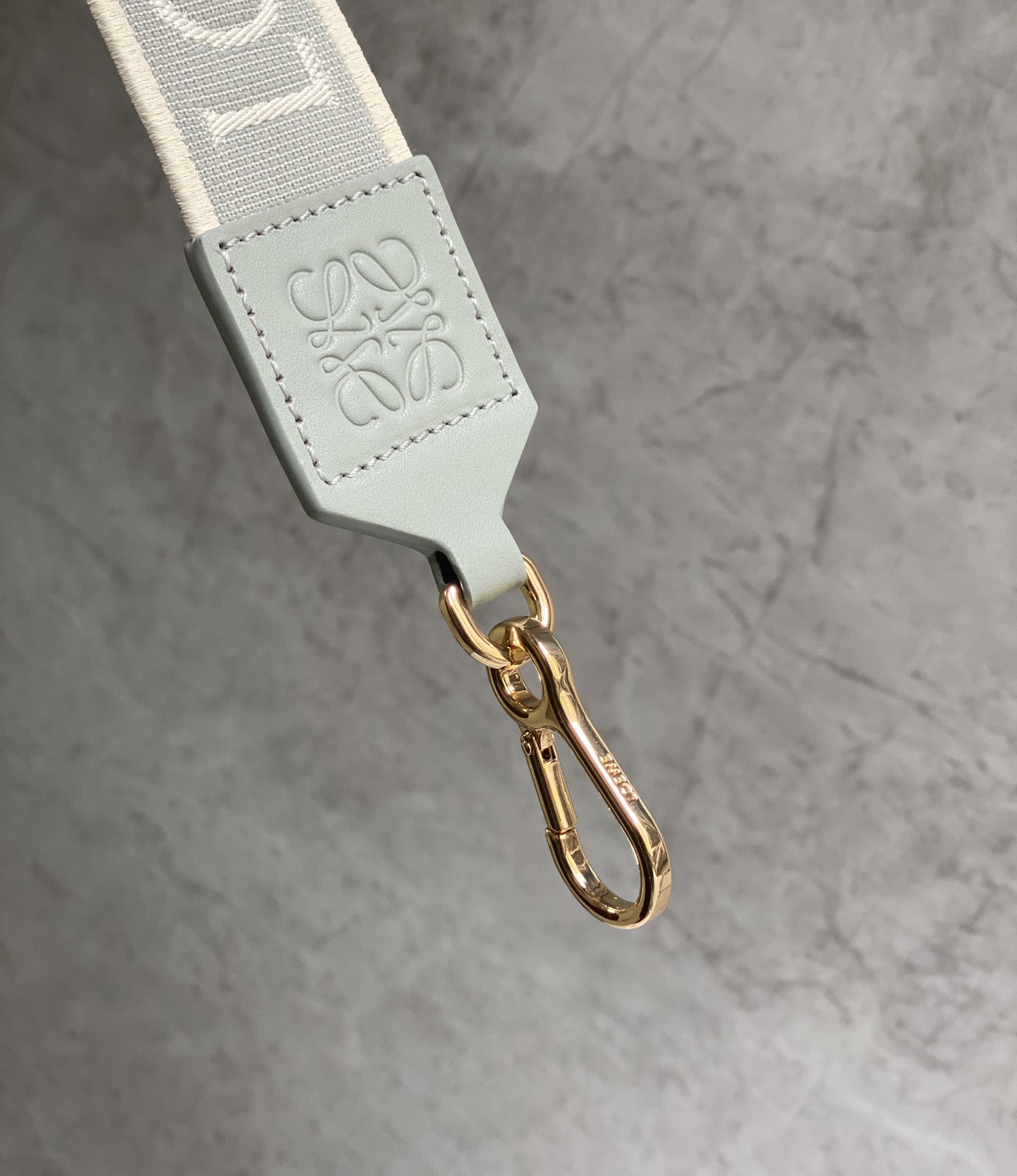 LOEWE罗意威 Luna 半月包 0676雾霾蓝