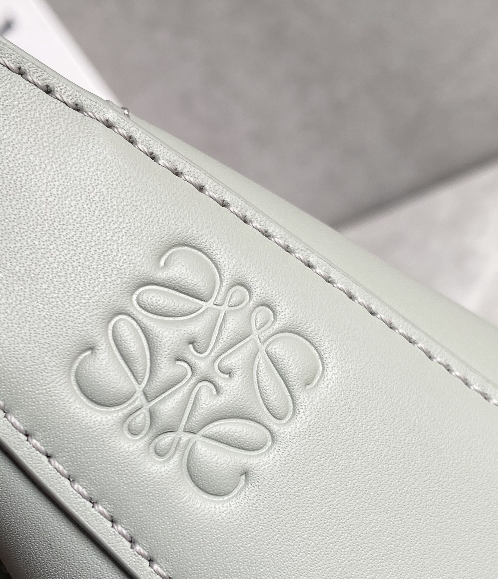 LOEWE罗意威 Luna 半月包 0676雾霾蓝