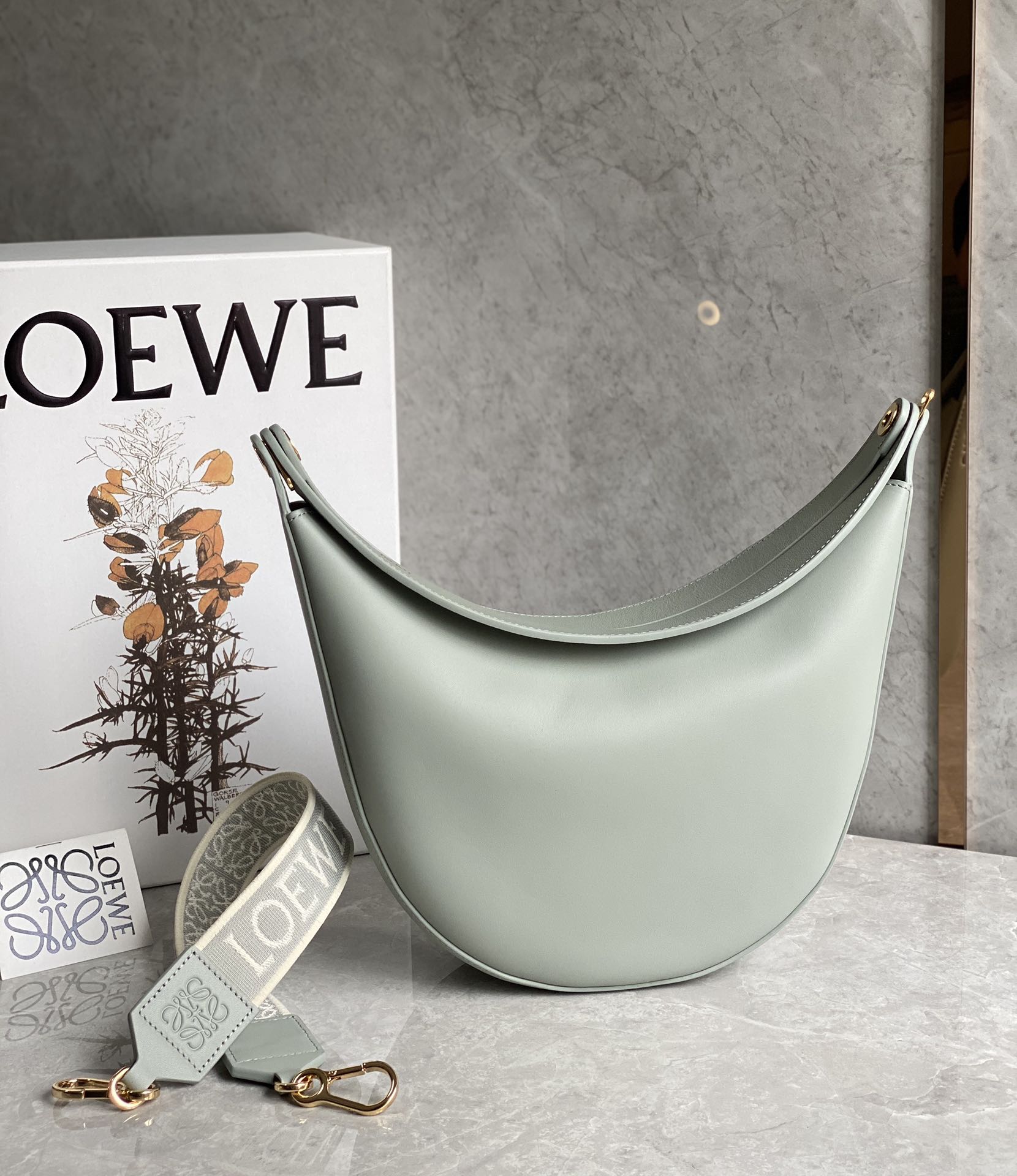 LOEWE罗意威 Luna 半月包 0676雾霾蓝