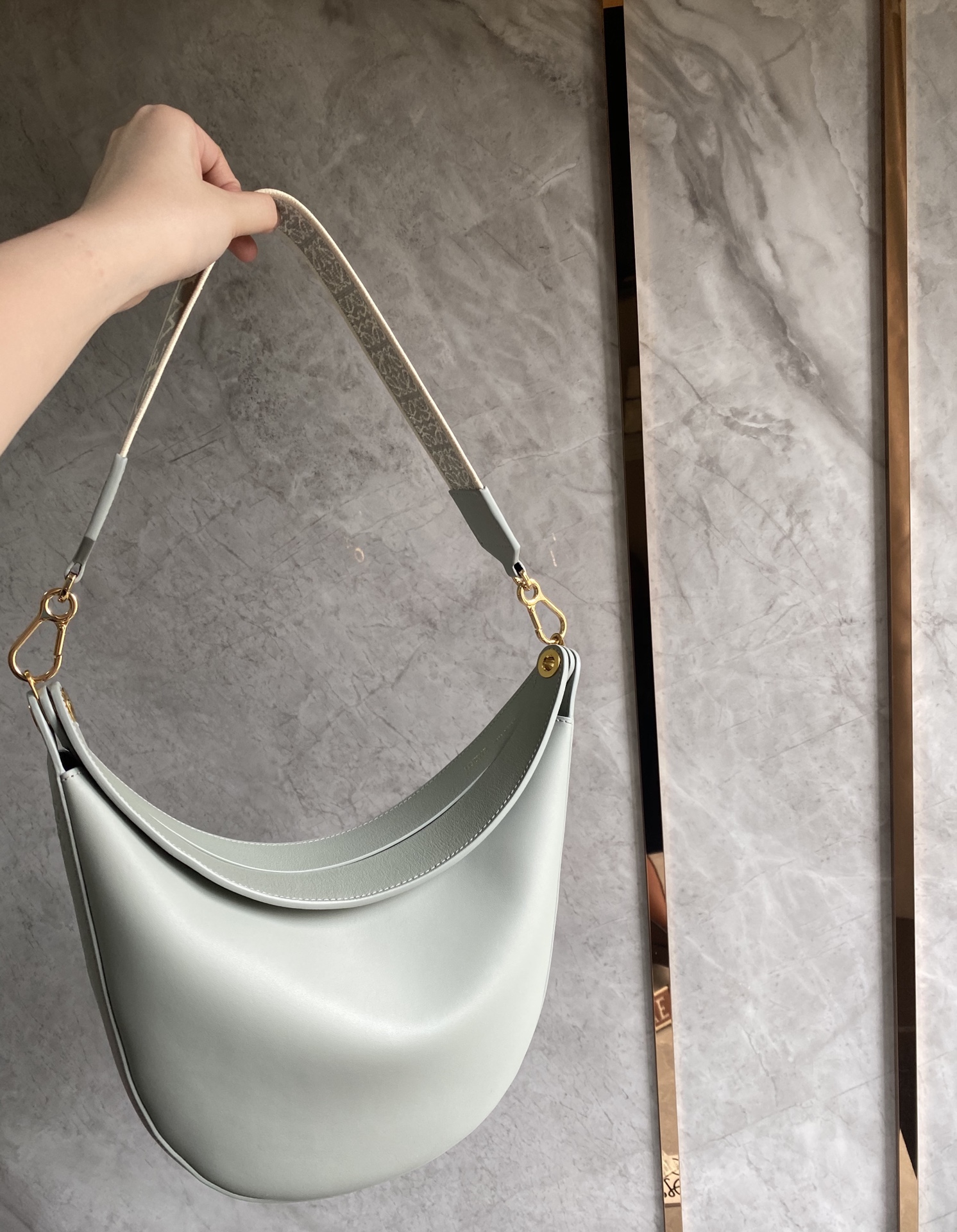 LOEWE罗意威 Luna 半月包 0676雾霾蓝