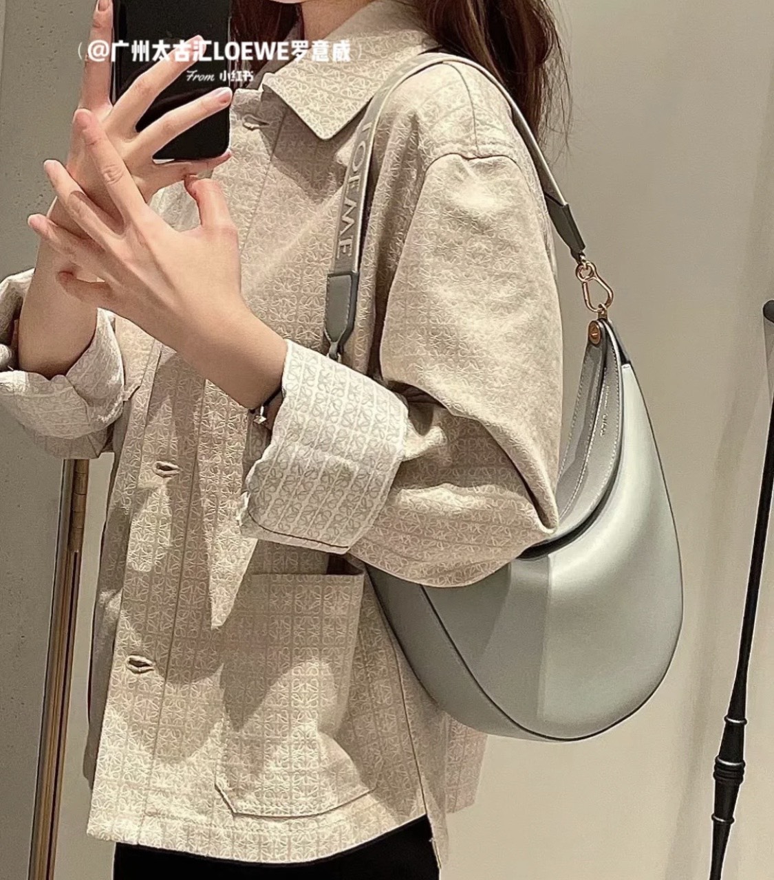 LOEWE罗意威 Luna 半月包 0676雾霾蓝
