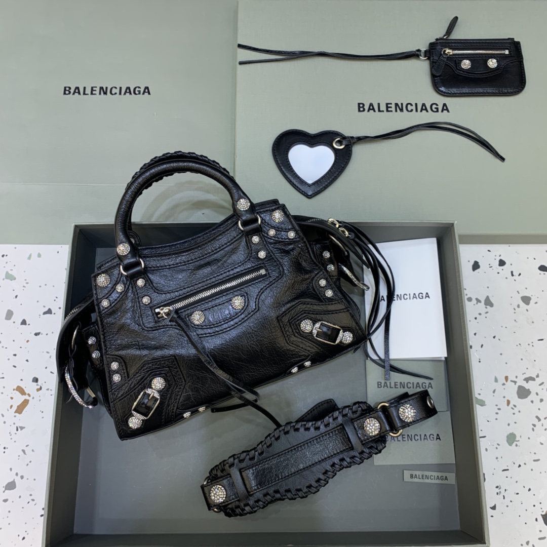 ＜油蜡黑带钻＞\nBalenciagα巴黎最新款Neo cagole机车包\n这次配备了爱心小镜子，酷飒的外表下是一颗甜心 拎上就能提升整个气场，轻而易举的帅一地呀，甜心辣妹必入\n尺寸：xxcm 搜型号