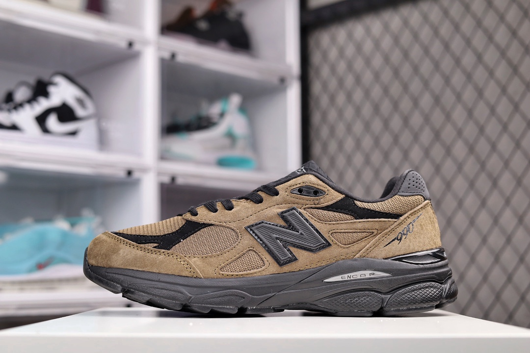 G5 JJJJound x New Balance 990V4 联名款 经典复古休闲运动百搭老爹跑步鞋 M990JJ4鞋面采用麂皮与网面材质搭配制作，质感层次十分丰富。后跟点缀 JJJJound 和 New Balance 的双方品牌 Logo，彰显联名身份663RC