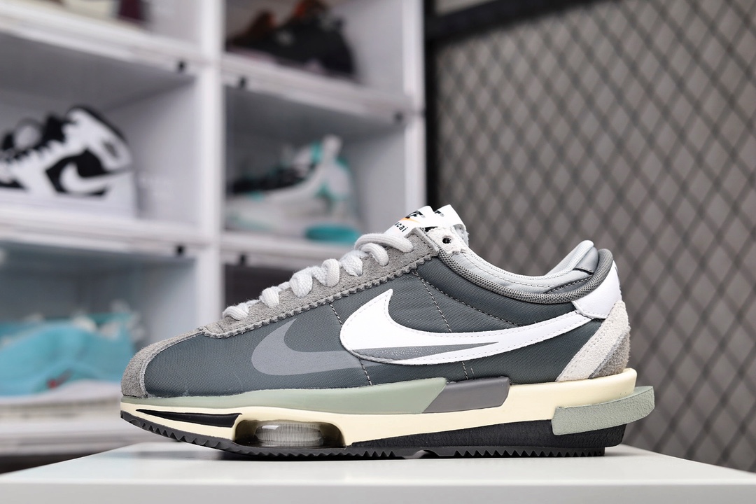 H5 Sacai x Nike Zoom Cortez 白灰此次联名配色选用最 OG 的白蓝红方案，复古气息浓郁。设计上依旧是 sacai 标志性的解构重叠风格，鞋身侧面有灰色和红色两个 Swoosh。双层的鞋帮和鞋舌，以及双鞋带系统，「double」理念赋予复古鞋型全新现代风格。最引人注目的是前掌中底创新性地加入可视 Zoom Air 气垫，极具辨识度。货号: DQ0581-001尺码: 36 36.5 37.5 38 38.5 39 40 40.5 41 42 42.5 43 44 44.5 45 46