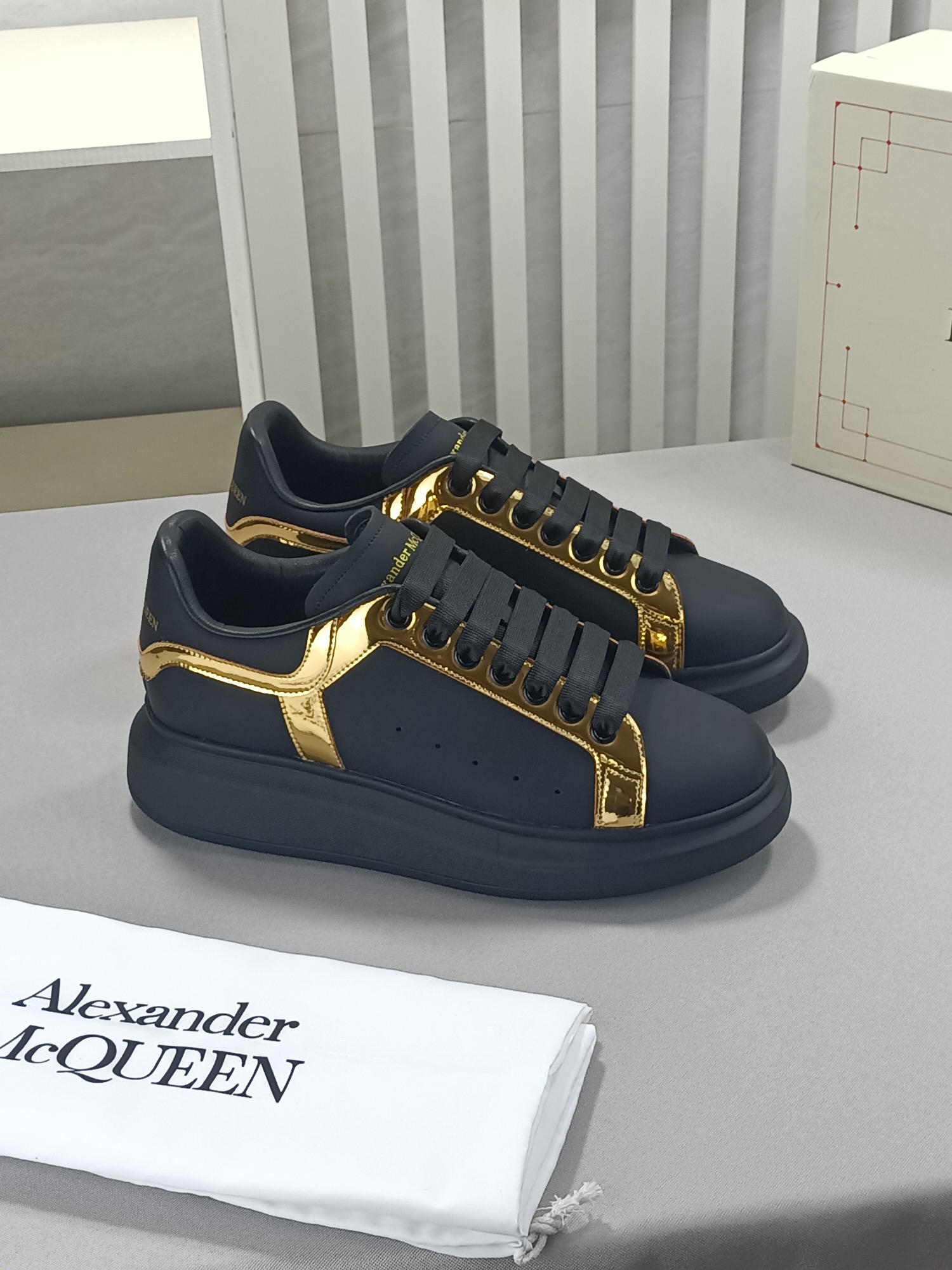 I5 英伦风 麦昆 Alexander McQueen 高版本升级版[玫瑰][玫瑰][玫瑰]👑 麦昆 Alexander McQueen  💎面料Fabric：意大利进口牛皮高质感.羊皮💎内里i1⃣A级意大利进口水染羊里特订韧性强.耐脏.吸汗.透气.舒适羊💎垫脚Stepping: 鞋底Sole：PU+专柜1:1橡胶大底💎package：原版米黄鞋盒. 布袋，