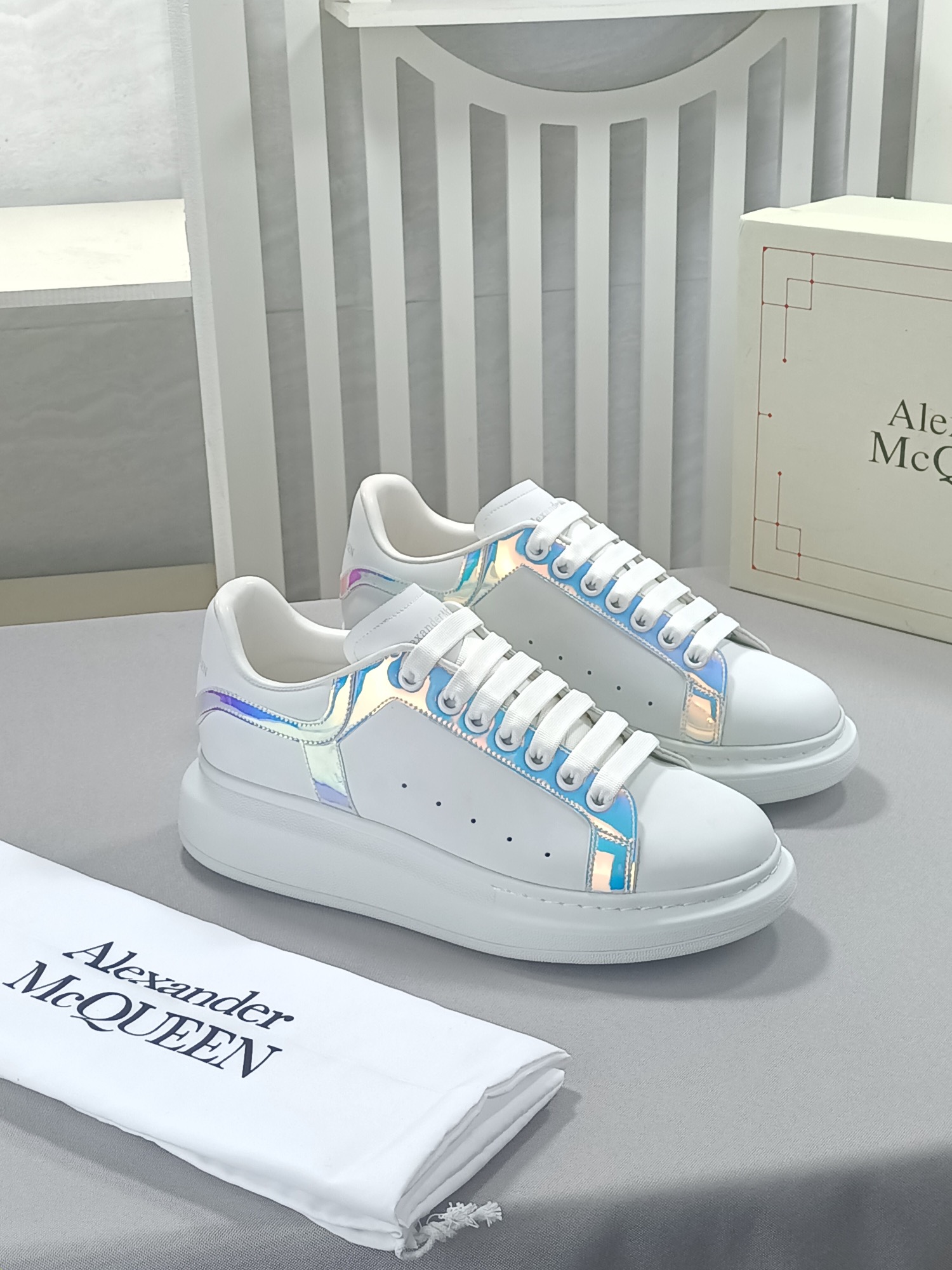 I5 英伦风 麦昆 Alexander McQueen 高版本升级版[玫瑰][玫瑰][玫瑰]👑 麦昆 Alexander McQueen  💎面料Fabric：意大利进口牛皮高质感.羊皮💎内里i1⃣A级意大利进口水染羊里特订韧性强.耐脏.吸汗.透气.舒适羊💎垫脚Stepping: 鞋底Sole：PU+专柜1:1橡胶大底💎package：原版米黄鞋盒. 布袋，