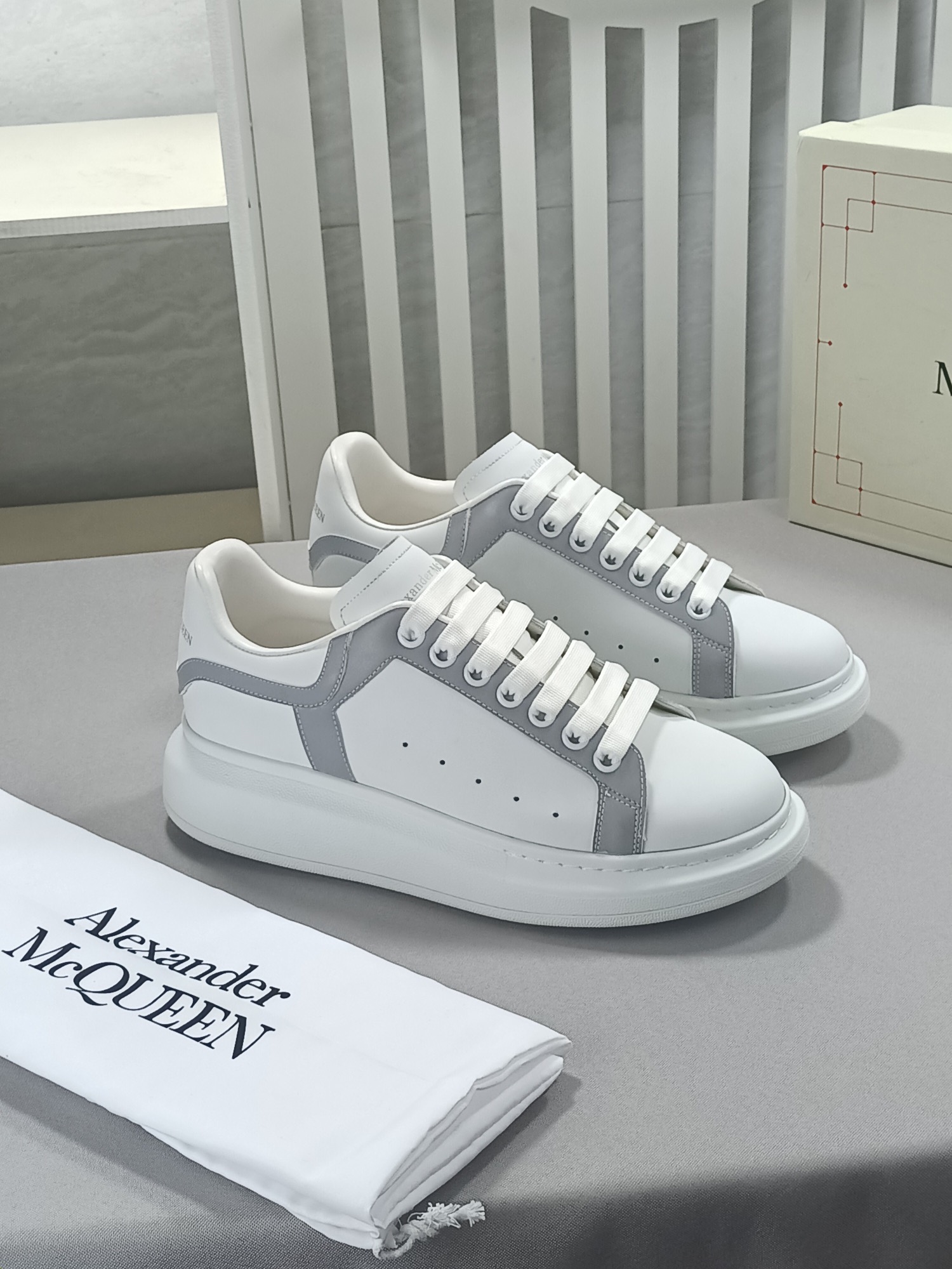 I5 英伦风 麦昆 Alexander McQueen 高版本升级版[玫瑰][玫瑰][玫瑰]👑 麦昆 Alexander McQueen  💎面料Fabric：意大利进口牛皮高质感.羊皮💎内里i1⃣A级意大利进口水染羊里特订韧性强.耐脏.吸汗.透气.舒适羊💎垫脚Stepping: 鞋底Sole：PU+专柜1:1橡胶大底💎package：原版米黄鞋盒. 布袋，