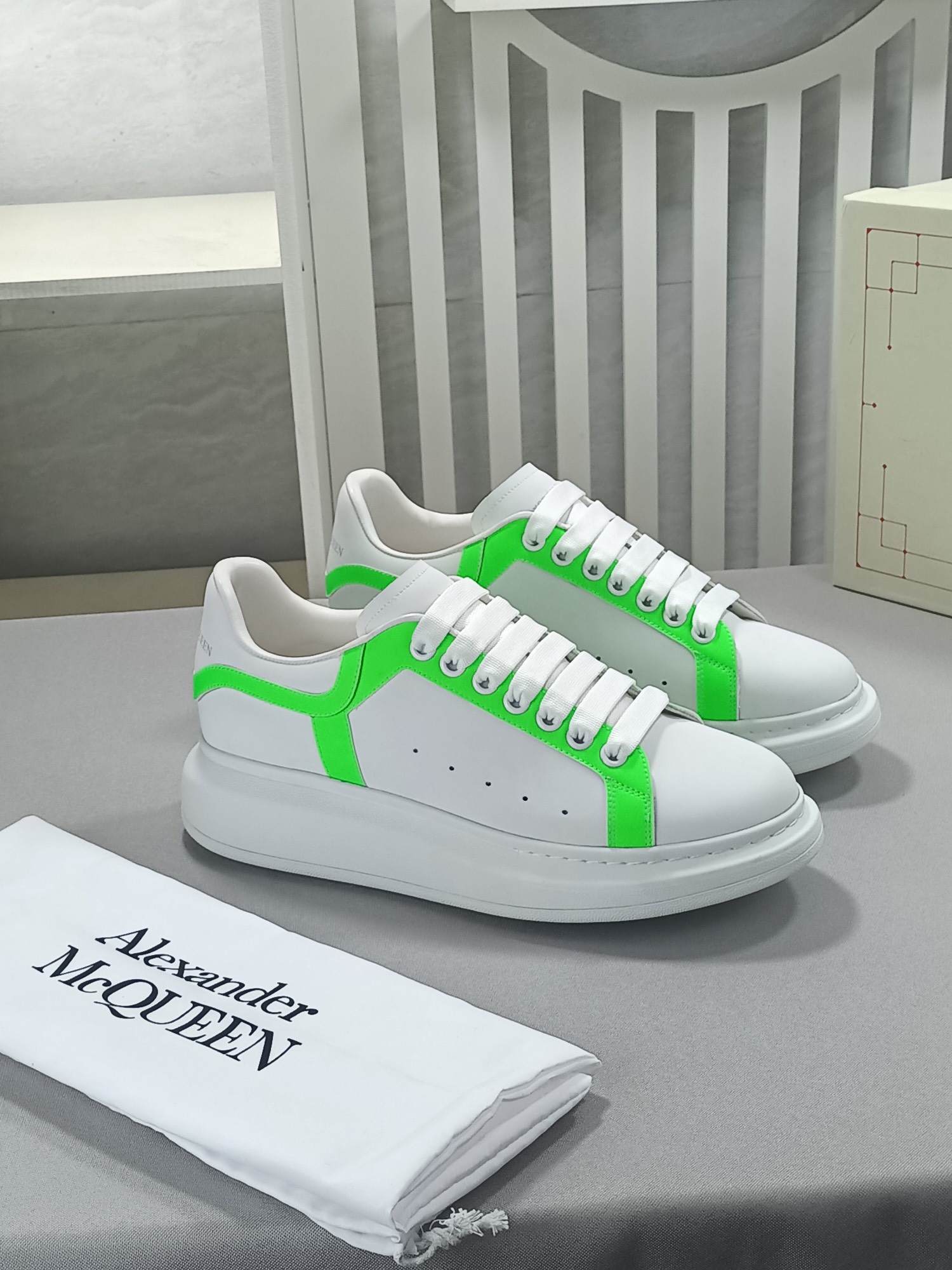 I5 英伦风 麦昆 Alexander McQueen 高版本升级版[玫瑰][玫瑰][玫瑰]👑 麦昆 Alexander McQueen  💎面料Fabric：意大利进口牛皮高质感.羊皮💎内里i1⃣A级意大利进口水染羊里特订韧性强.耐脏.吸汗.透气.舒适羊💎垫脚Stepping: 鞋底Sole：PU+专柜1:1橡胶大底💎package：原版米黄鞋盒. 布袋，