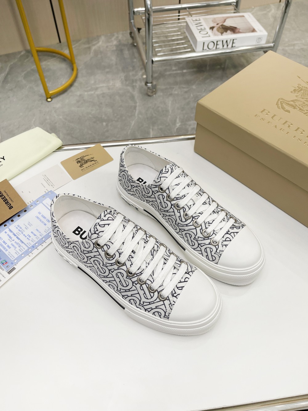 NO:419102,Factory price plus men's 10 Baobali new 1 to 1 hot Vintage plaid cotton sports couple shoes with face 95 cotton, 5 calfskin lining 90 cotton, 10 sheep sole shoes leather TPU material tie belt design Shoe heels Burber* letter pressed mother flower logo Italian SIZE:35-46 (46 ordering without replacement), casual shoes/sports shoes, burberry, sneakers, cowhide19860909厂工价加男10宝巴莉款新1比1爆火款Vintage 纹格棉质运动情侣鞋款面95棉,5小牛皮内衬90棉,10绵羊底鞋皮TPU材系质带计设 鞋饰跟有 Burber*字压母花徽标意大利制 SIZE:35-46(46做订不换退）,休闲鞋/运动鞋,burberry,sneakers,cowhide,Women's Shoes