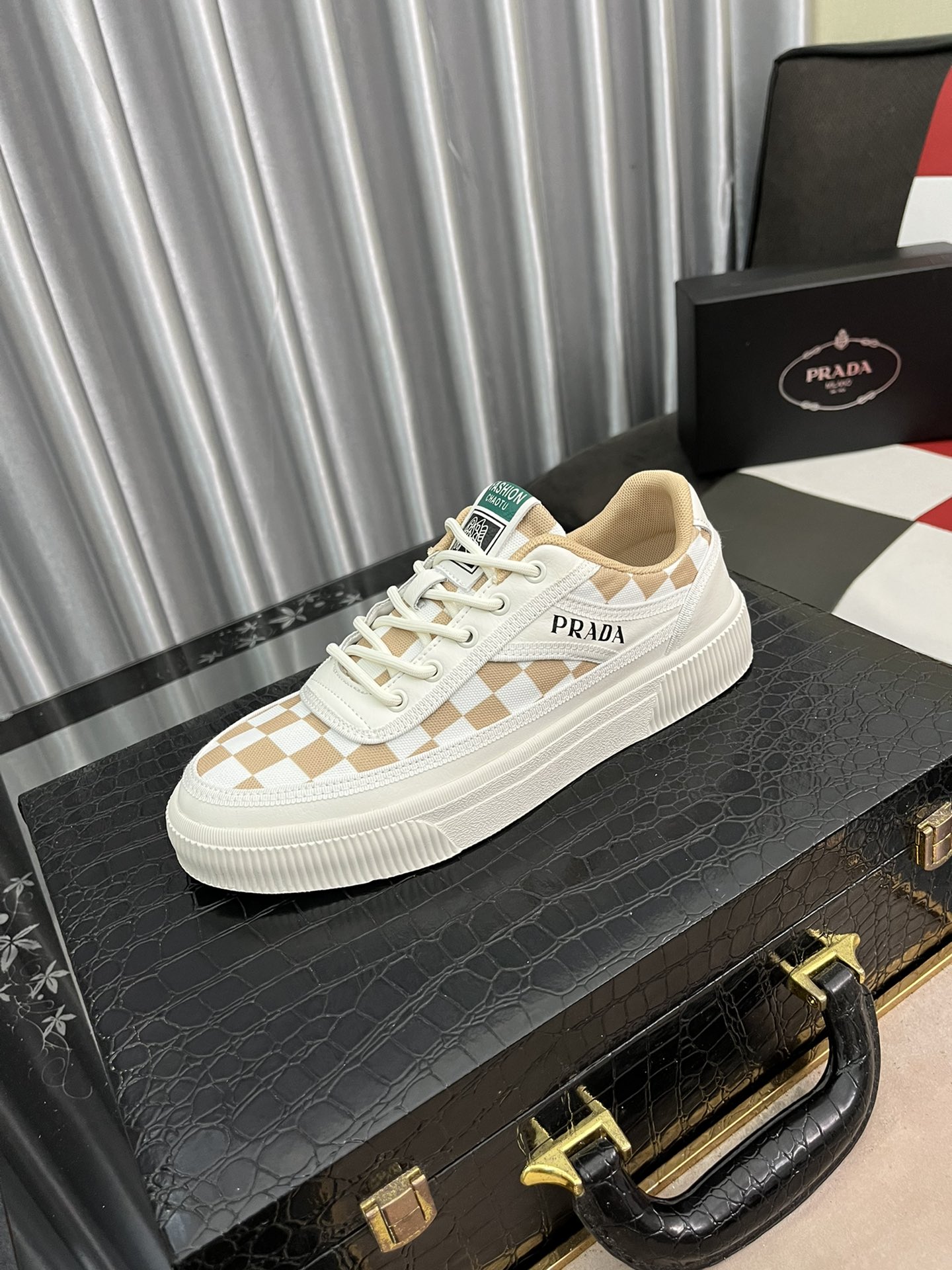 I5   Prada 普拉达 香港专柜休闲鞋，进口特殊面料优质做工，鞋面采用透气飞织弹力立体面料，舒适透气内里，原版柔软橡胶大底 ，休闲时尚，高端品质，