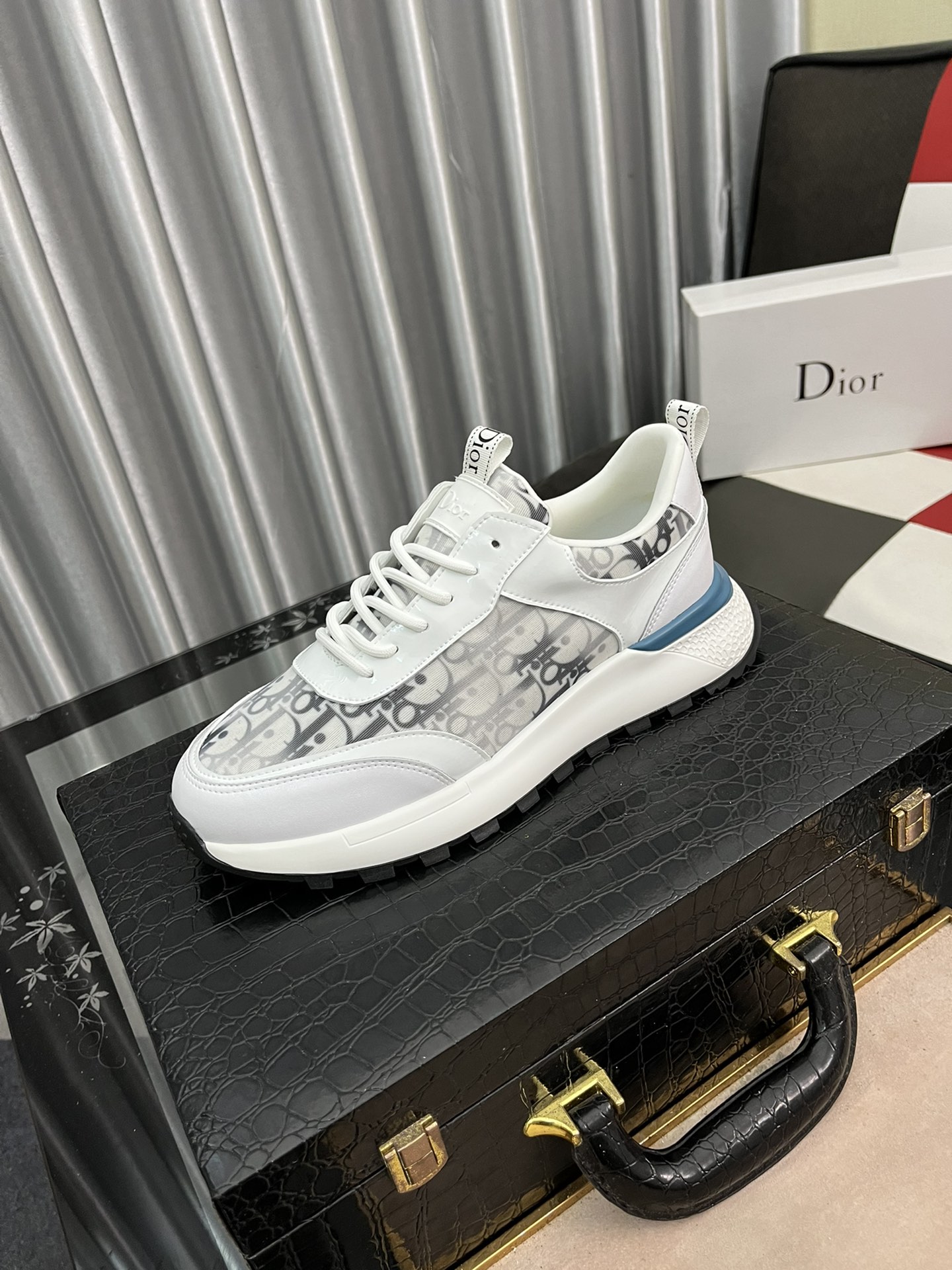I5   Dior 迪奥 休闲鞋 火爆发售   与专柜同步，走在时尚的潮流 迪奥火遍全球 字母元素继续大受欢迎 。1⃣️鞋面：头层牛皮🐂🐂2⃣️内里：进口透气羊皮内里3⃣️垫脚：进口透气羊皮垫脚4⃣️鞋底：橡胶大底