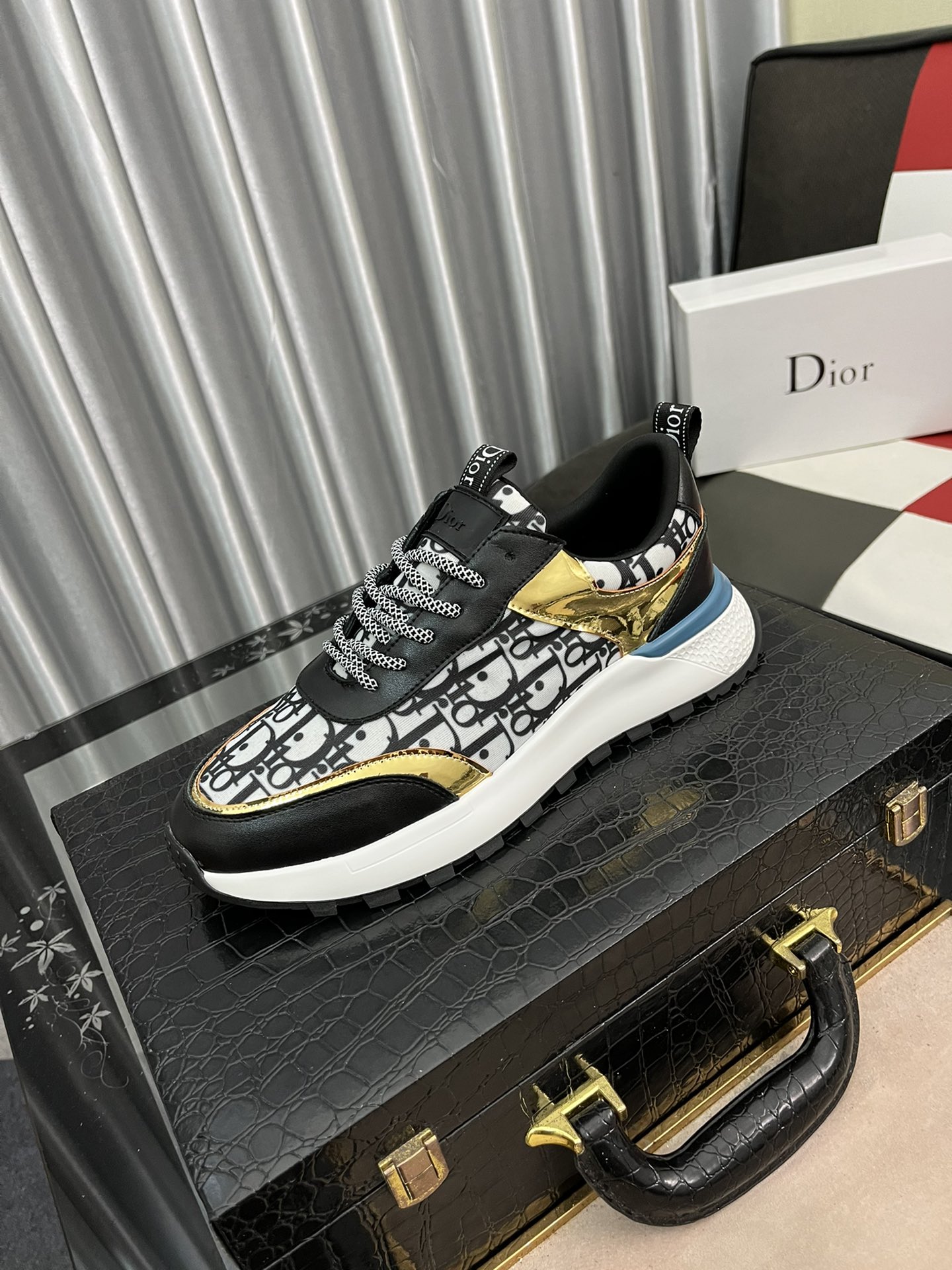 I5   Dior 迪奥 休闲鞋 火爆发售   与专柜同步，走在时尚的潮流 迪奥火遍全球 字母元素继续大受欢迎 。1⃣️鞋面：头层牛皮🐂🐂2⃣️内里：进口透气羊皮内里3⃣️垫脚：进口透气羊皮垫脚4⃣️鞋底：橡胶大底