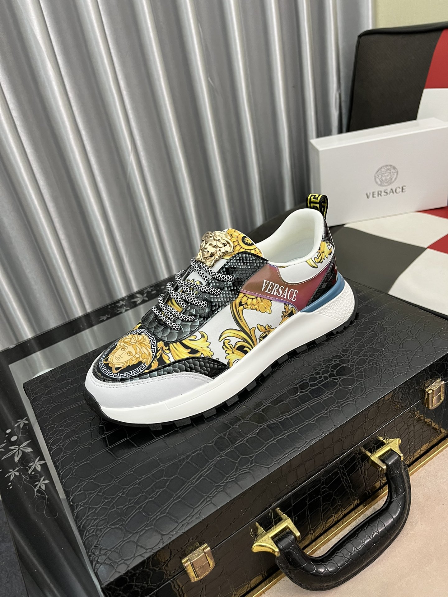 I5  范思哲男士休闲鞋使用超立体的时装走秀效果😄如此的生动，鞋面采用意大利高端头层牛皮➕欧洲顶级羊皮内里制作 ，柔软舒适，设计带给人低调内敛的时尚感