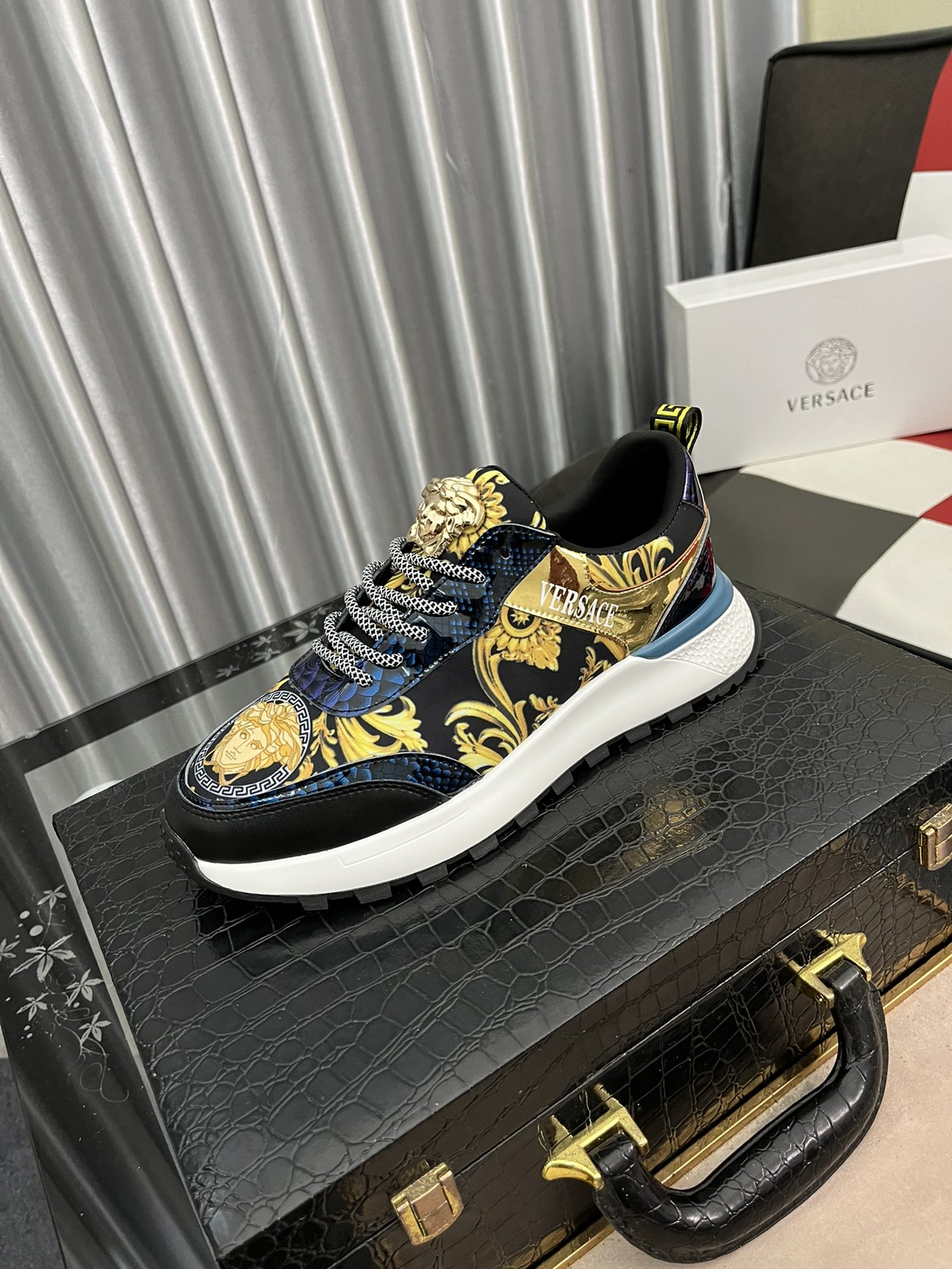 I5  范思哲男士休闲鞋使用超立体的时装走秀效果😄如此的生动，鞋面采用意大利高端头层牛皮➕欧洲顶级羊皮内里制作 ，柔软舒适，设计带给人低调内敛的时尚感