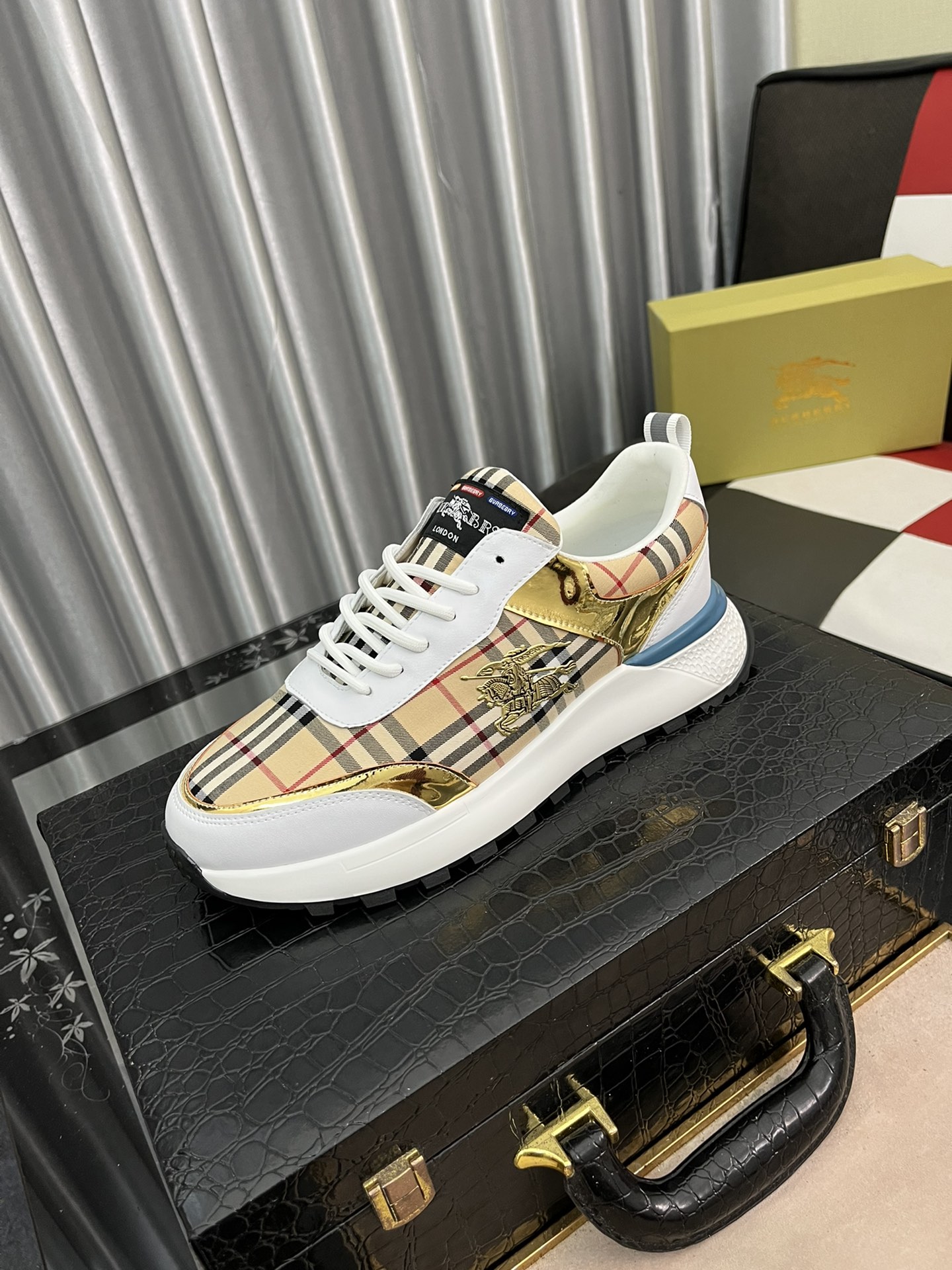 I5   Burberry 巴宝莉  男士休闲鞋[得意]爆款，进口牛皮搭配原版印花面料，舒适耐磨大底 ，猪皮内里，你还为穿着搭配鞋发愁，那这款鞋你就是你不二的选择