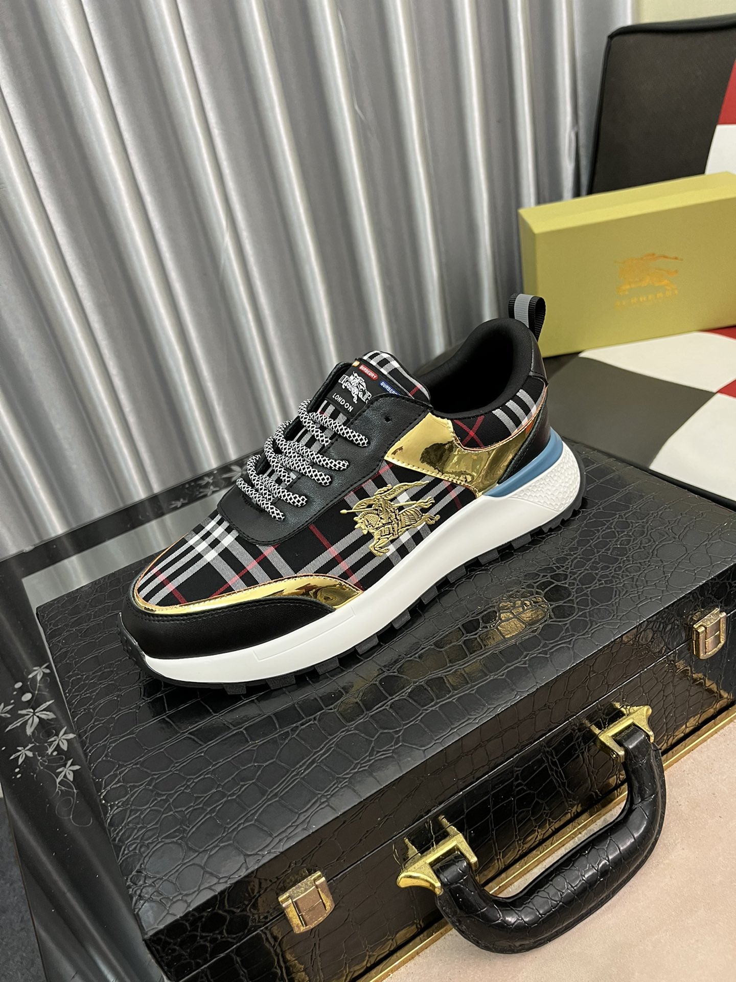 I5   Burberry 巴宝莉  男士休闲鞋[得意]爆款，进口牛皮搭配原版印花面料，舒适耐磨大底 ，猪皮内里，你还为穿着搭配鞋发愁，那这款鞋你就是你不二的选择