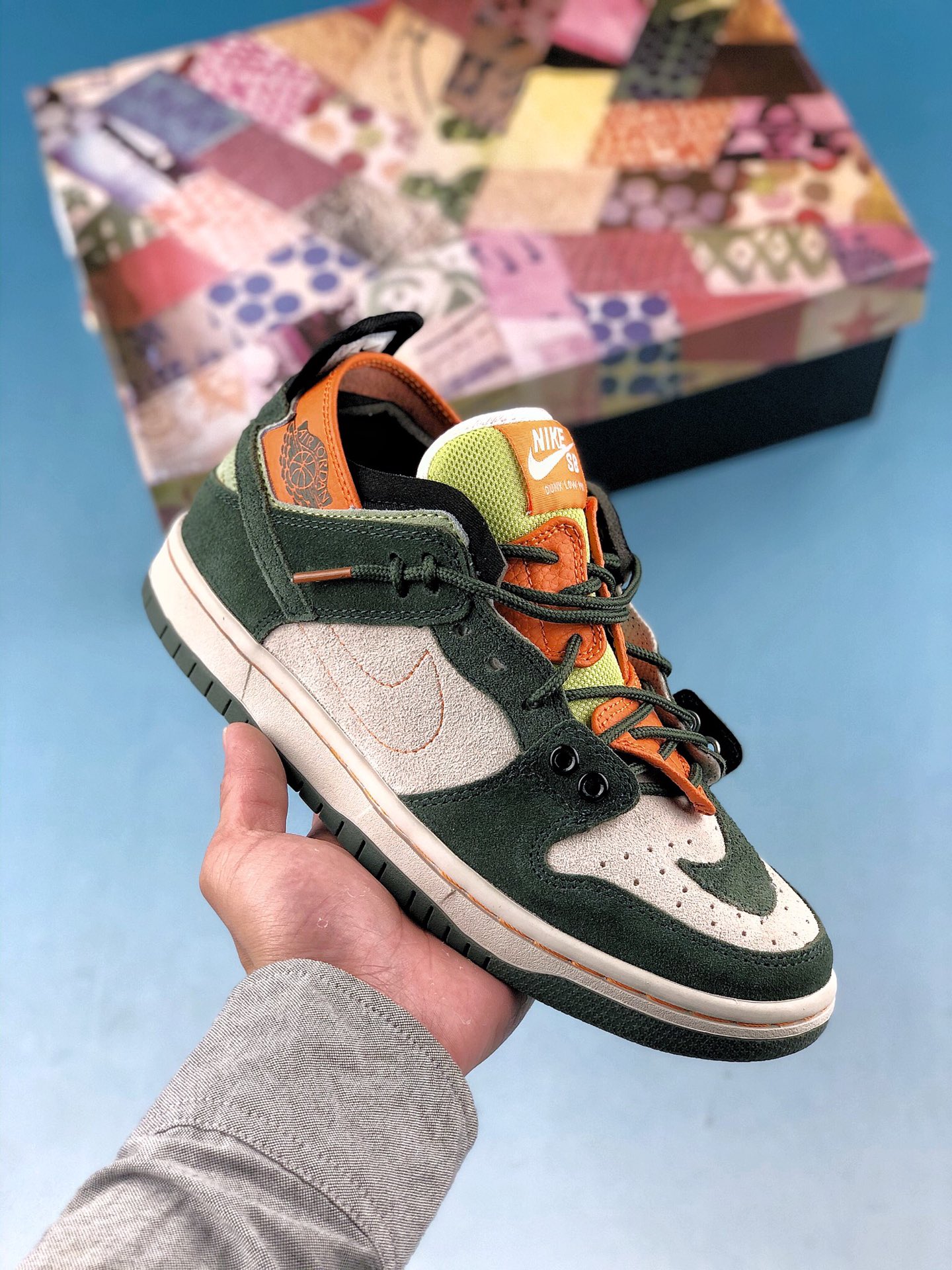 本地自取 支持放店
新品首发 巴黎时装周全新定制 KIKS x EJDER x Wmns Nike Dunk SB Low Pro 拼色 断勾拼接定制系列 低帮百搭休闲运动板鞋。
官方货号#BQ6817-188
SIZE：36 36.5 37.5 38 38.5 39 40 40.5 41 42 42.5 43 44 44.5 45 46
全鞋以东西合璧的概念出发，并采用解构重组拼接手法的概念，将Nike三款经典鞋型AlirForce1、 SB Dunk、 Air Jordan1融合为一。鞋身大部分为 SB Dunk与 Air Force1的合体，麂皮材质与皮革做搭配，鞋带系统再加入亮色色块做跳色点缀;而另一特点为鞋侧边的 Swoosh Logo只露出后半部，前半部则裁掉放置在鞋头处，相当有意思。接著，至于鞋身后半部则是可以看出 Air Jordan1的元素，并添加了鞋跟拉环，在鞋后跟处更有Nike与Jordan Brand。