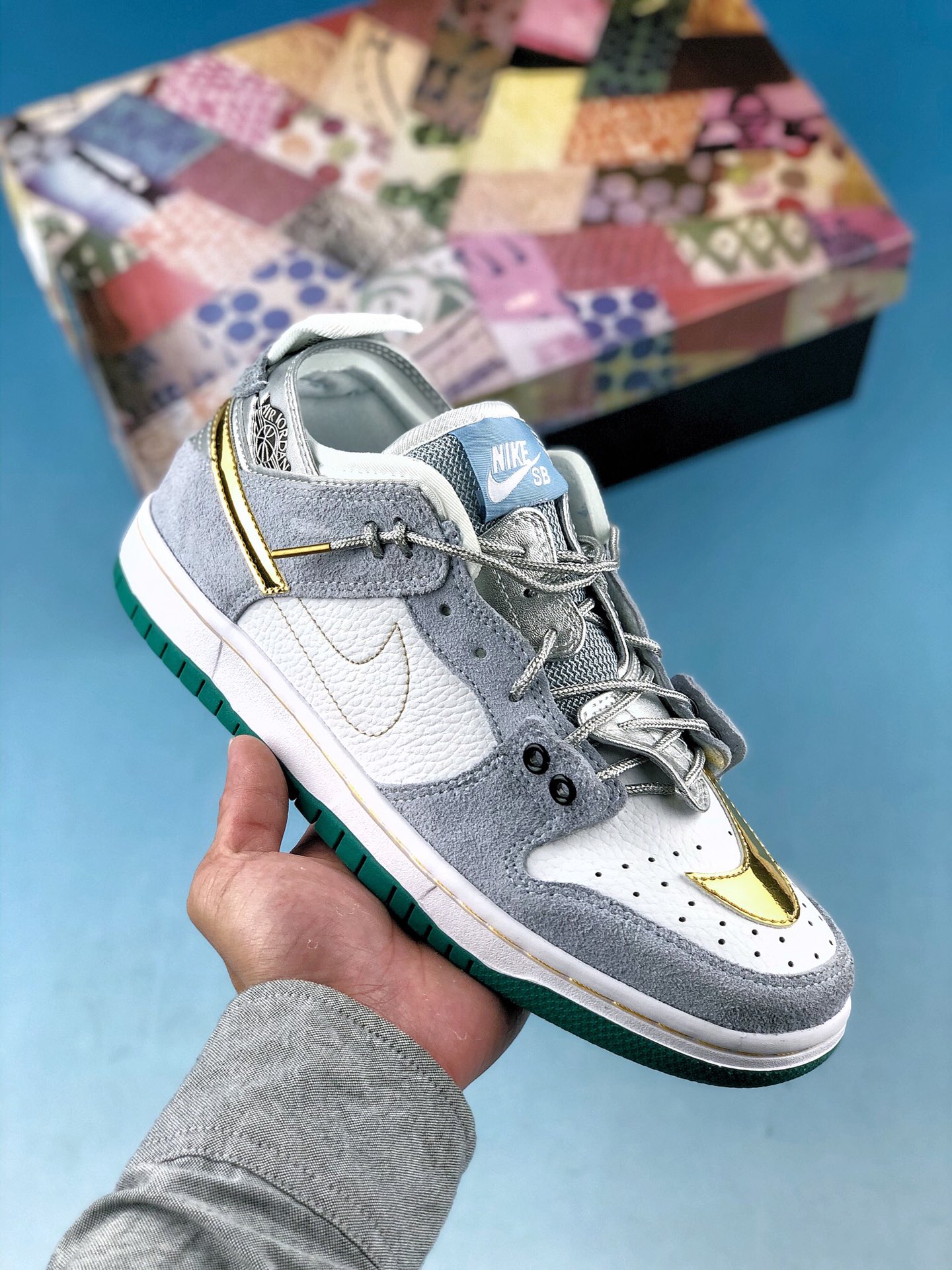 本地自取 支持放店
新品首发 巴黎时装周全新定制 KIKS x EJDER x Wmns Nike Dunk SB Low Pro 拼色 断勾拼接定制系列 低帮百搭休闲运动板鞋。
官方货号#BQ6817-188
SIZE：36 36.5 37.5 38 38.5 39 40 40.5 41 42 42.5 43 44 44.5 45 46
全鞋以东西合璧的概念出发，并采用解构重组拼接手法的概念，将Nike三款经典鞋型AlirForce1、 SB Dunk、 Air Jordan1融合为一。鞋身大部分为 SB Dunk与 Air Force1的合体，麂皮材质与皮革做搭配，鞋带系统再加入亮色色块做跳色点缀;而另一特点为鞋侧边的 Swoosh Logo只露出后半部，前半部则裁掉放置在鞋头处，相当有意思。接著，至于鞋身后半部则是可以看出 Air Jordan1的元素，并添加了鞋跟拉环，在鞋后跟处更有Nike与Jordan Brand。