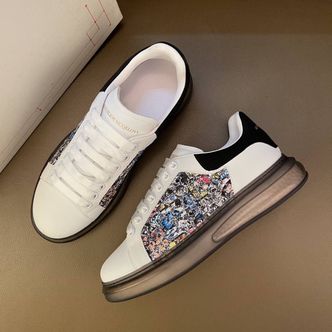 I5  高品质😍 欧美大师设计简洁高档大气，专柜品质值得信赖，面料进口顶级牛皮 。😍 羊皮内里🐑 做工精细，专柜原版大底，上脚舒适百搭，潮男乐福专属定制，小 麦昆 Alexander McQueen  适合司机户外行车🚗 休闲鞋系列之首 男鞋