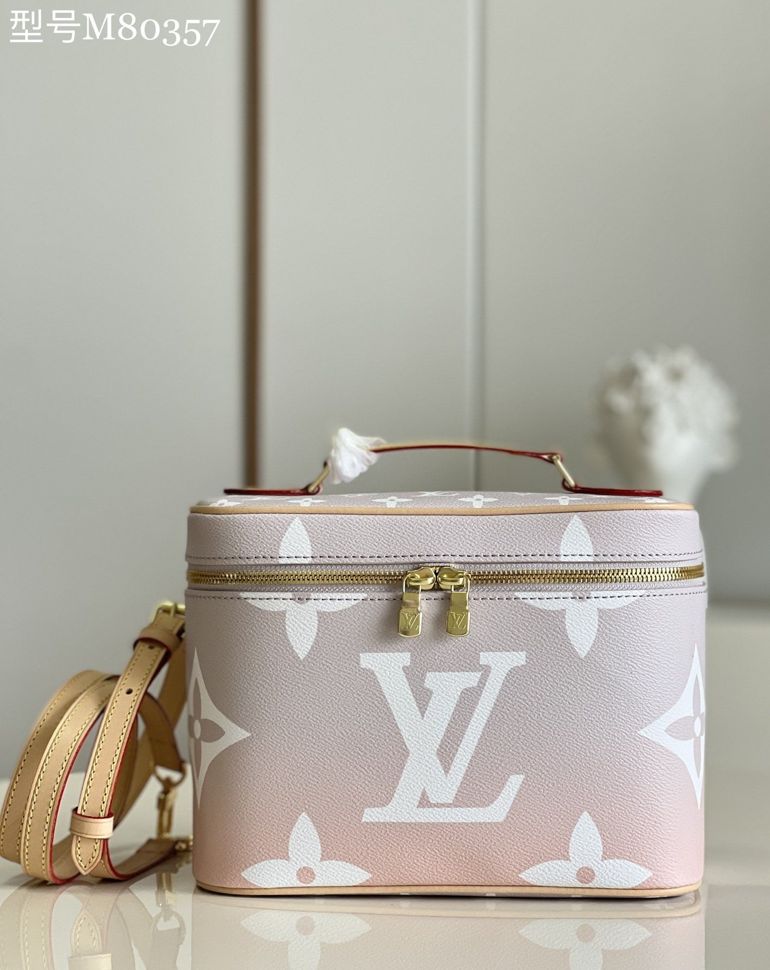 NO:398743,【Exclusive real photo M80357】NICE BB Wash Bag This Nice BB Wash Bag is made of a brand retro style Nice makeup bag, suitable for carrying cosmetics and other small items. Made of gradient Monogram Giant canvas, gradient flowers gradient silk screen makeup box box bag oo[handshake][handshake] The inside of the flip cover is hidden zipper pocket, which ensures the safety of the items. 24 x 18 x 14.5 cm (length x height x width) Z.,LV [original leather],louis vuitton,cosmetic bags & cases,cosmetic bags & cases19860909【独家实拍M80357】NICE BB 盥洗包本款 Nice BB 盥洗包取材品牌复古风 Nice 化妆包,适合携带化妆用具及其他小型物品.由渐变色 Monogram Giant 帆布制成,渐变花朵渐变丝印化妆盒盒子包oo[握手][握手]翻盖内侧暗藏拉链口袋,可确保物品安全无虞.24 x 18 x 14.5 厘米(长度 x 高 x 宽) Z.,LV【原厂皮】,louis vuitton,cosmetic bags & cases,cosmetic bags & cases,Bag