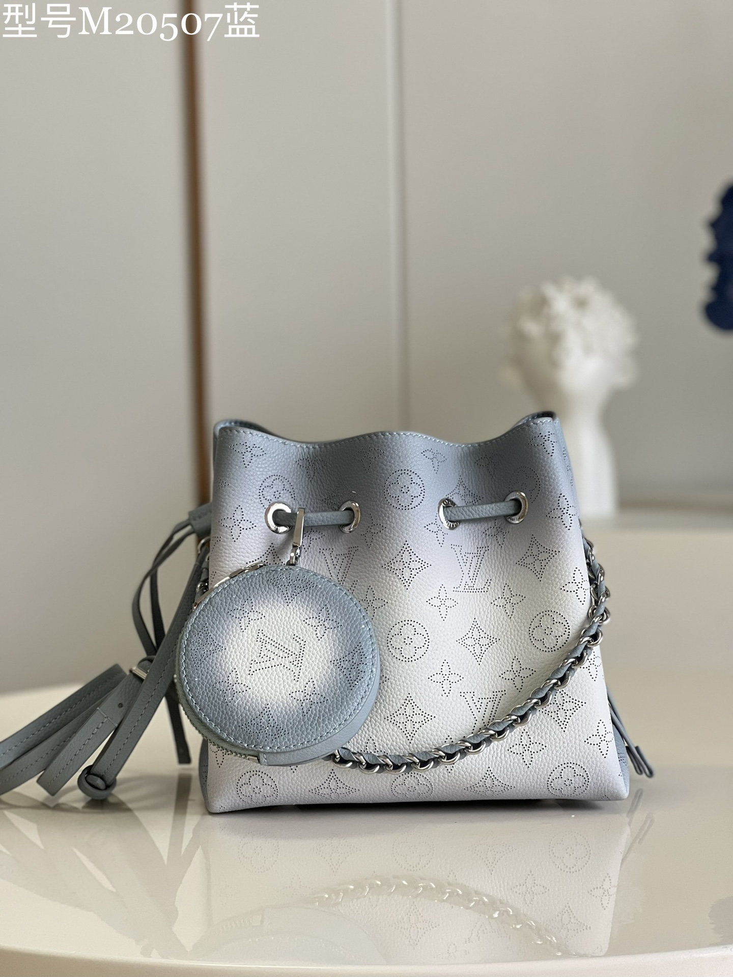 NO:398749,【Exclusive real photo M20507】M57201 This Bella bucket bag is made of Monogram flower-perforated calfskin, showing the color gradually getting thicker from top to bottom, and then cut out the removable coin wallet from the same material. The mood of early summer is self-evident. Size 19 x 22 x 14CM. Z.,LV [original leather],louis vuitton,wallets,cowhide19860909【独家实拍M20507】M57201 本款 Bella 水桶包取材 Monogram 镂花穿孔小牛皮,展现色彩自上而下渐浓,再以相同材质裁出可拆卸零钱包,初夏情调不言而喻.尺寸19 x 22 x 14CM . Z.,LV【原厂皮】,louis vuitton,wallets,cowhide,Bag