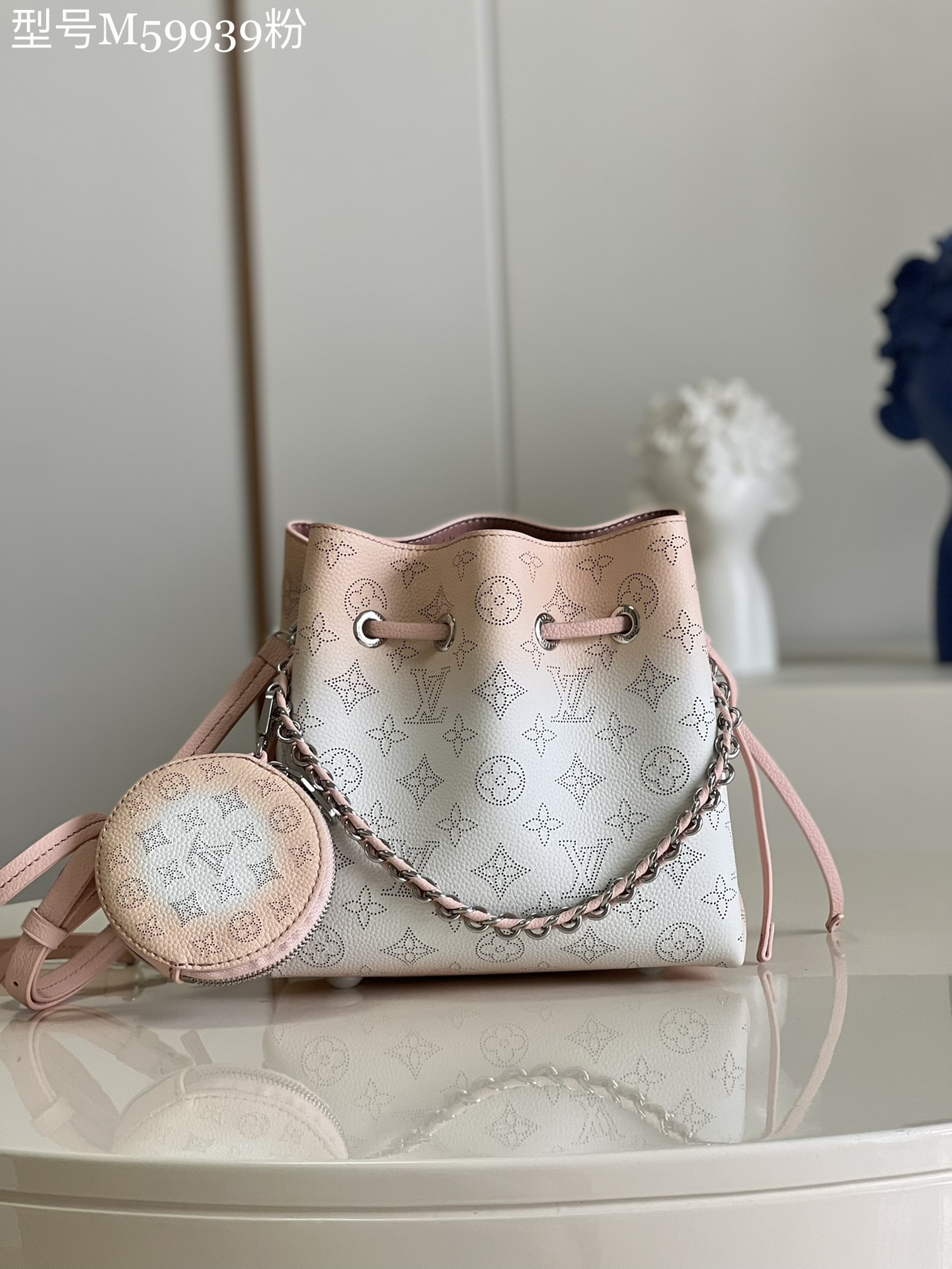 NO:398752,【Exclusive real photo M59939 pink】M57201 This Bella bucket bag is made of Monogram flower-perforated calfskin, showing the color gradually getting thicker from top to bottom, and then cut out the removable coin wallet with the same material. The mood of early summer is self-evident. Size 19 x 22 x 14CM. Z.,LV [original leather],louis vuitton,wallets,cowhide19860909【独家实拍M59939粉红】M57201 本款 Bella 水桶包取材 Monogram 镂花穿孔小牛皮,展现色彩自上而下渐浓,再以相同材质裁出可拆卸零钱包,初夏情调不言而喻.尺寸19 x 22 x 14CM . Z.,LV【原厂皮】,louis vuitton,wallets,cowhide,Bag