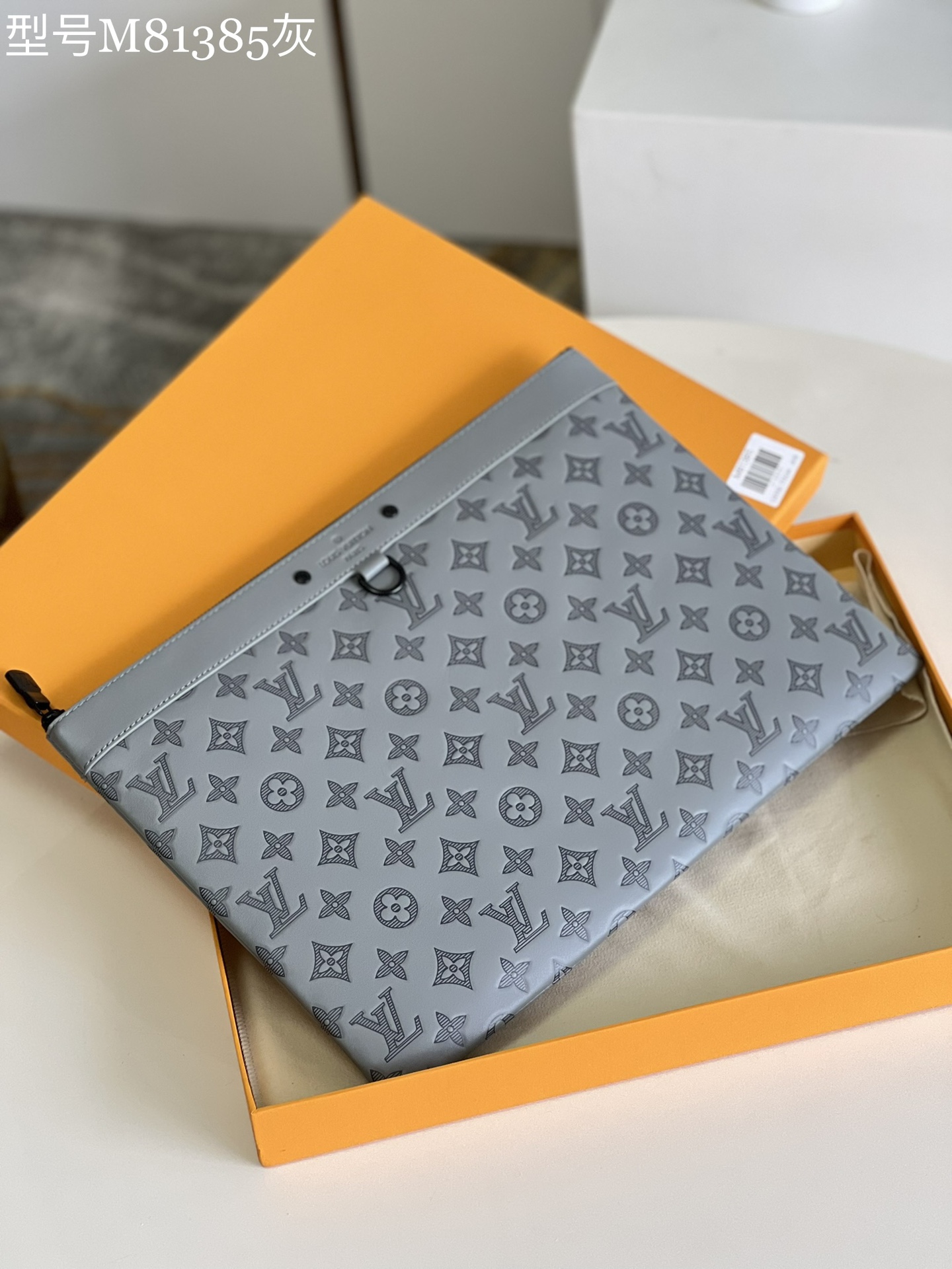 NO:398732,【Exclusive real photo M81385】DISCOVERY POCHETTE Large clutch bag This Discovery Pochette Large clutch bag has the soft touch of Monogram Shadow calf leather, and also shows the unique meaning of Monogram embossing and printing overlap. Full-length embossed silk-printed d-buckle large handbag iron gray oo [handshake] [handshake] can be used as a briefcase or can be included in a large handbag. Detailed features 36 x 25 x 2 cm Z.,LV [original leather],louis vuitton,handbag,cowhide19860909【独家实拍M81385】DISCOVERY POCHETTE 大号手拿包本款 Discovery Pochette 大号手拿包拥有 Monogram Shadow 小牛皮的舒柔触感,同时展现 Monogram 压纹与印花重叠相映的别致意味.全皮压花丝印d扣大号手包铁灰oo[握手][握手]可作公文包,亦可收入大号手袋.详细特征36 x 25 x 2 厘米 Z.,LV【原厂皮】,louis vuitton,handbag,cowhide,Bag